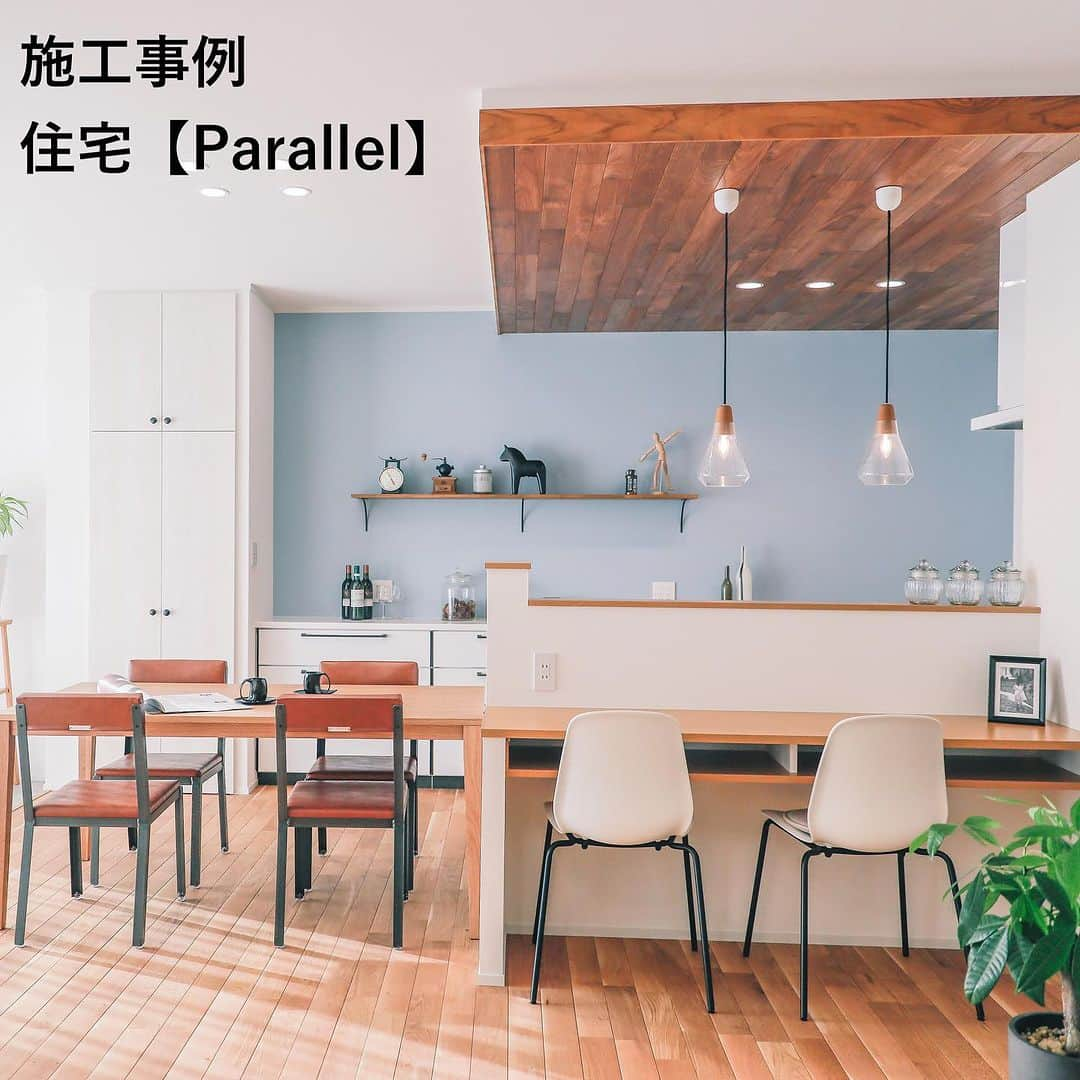 NARAYAのインスタグラム：「住宅　施工事例【Parallel】DK  ダイニングキッチンは横並びの配置にしました。 配膳が楽で人気の配置です。  キッチン前はカウンターを設けてスタディスペースを作りました。 別で設けることでダイニングテーブルが綺麗に保てます。  ダイニングの横にはキッズスペースがあります。 料理中でも子供の様子が分かり、安心して作業が出来ます。  ....................................................  NARAYAは岐阜・愛知県を中心に 理想の家づくりをお手伝いするリノベーション専門工務店です。  “リノベーション”は自由なデザインで新しいライフスタイルを実現する、 その人のための家づくり。 アナタの「住みたい！」をリノベーションでカタチにしませんか？  施工対応エリア #岐阜市、#各務ヶ原市、#羽島市、#本巣市、#瑞穂市、#大垣市、#岐南町、#笠松町、#安八町、#関市、#一宮市、#犬山市  ....................................................  その他の事例はHPに掲載されています。 プロフィールのURLからご覧ください🌼 →＠naraya_kensetsu  資料請求・個別相談会・セミナーのご予約 も随時承っております。 お気軽にお問合せください。  ....................................................  #NARAYA #岐阜 #リノベーション #岐阜工務店 #家づくり #マイホーム #インテリア好き #暮らしを楽しむ #ワクワクを届ける会社 #かわいい家 #かっこいい家 #おしゃれな家 #ダイニングキッチン #キッチン横並び #キッズスペース #スタディースペース」