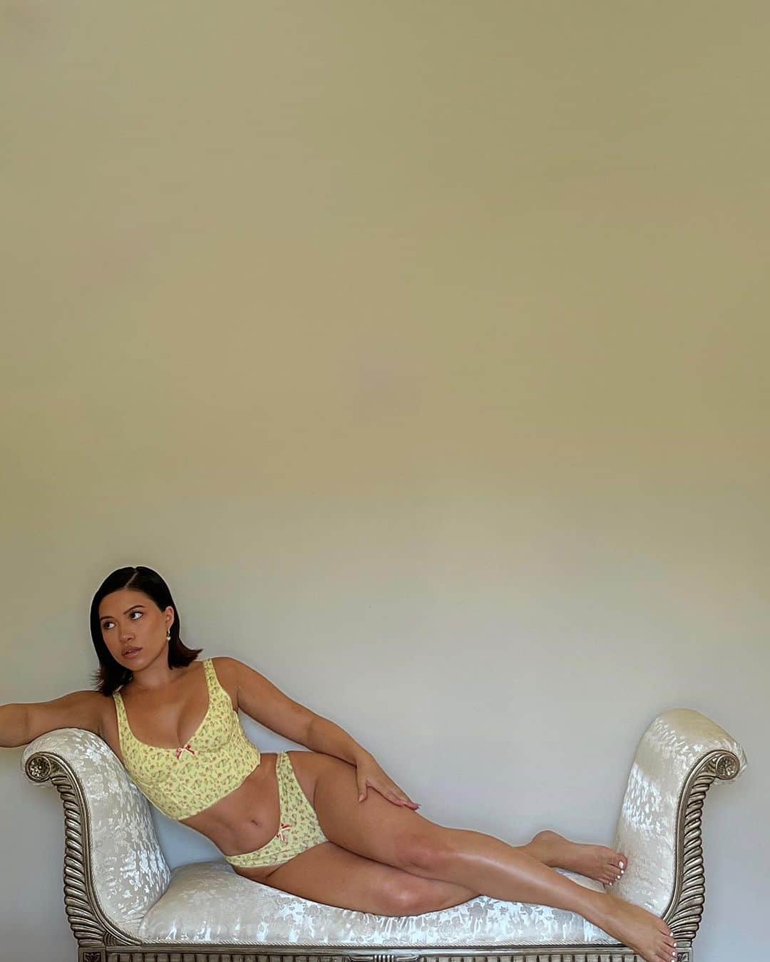 Julia Kellyのインスタグラム：「Homebody 🌼 @loungeunderwear」