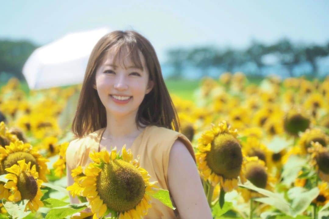 小島まゆみのインスタグラム：「. . . 夏が始まった合図がした🌻🌻  #ひまわり畑 #カメラ好きな人と繋がりたい #カメラ好きと繋がりたい #ファインダー越しの世界  #カメラ散歩倶楽部 #カメラ散歩 #カメラ越しの私の世界 #カメラ女子 #カメラ女子と繋がりたい #フィルムカメラに恋してる #japanesegirl #japaneseidol  #自拍 #模特 #偶像 #小島まゆみ」