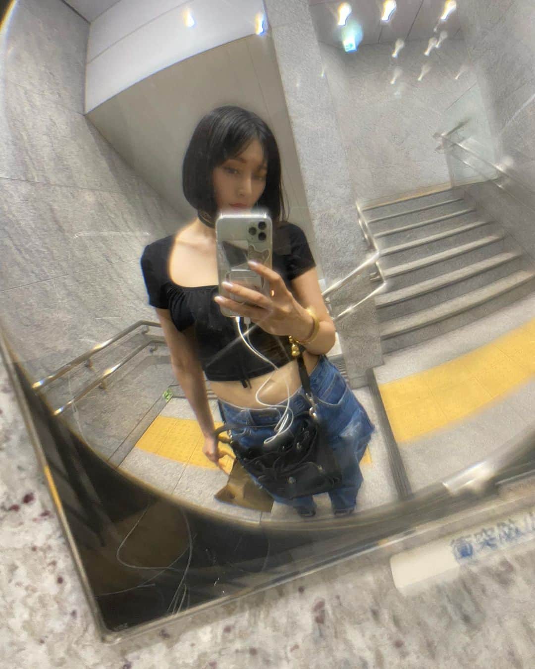 佐藤乃莉のインスタグラム：「皆さん溶けてないですか？🫠💦  #夏#tokyo #japan#電車」