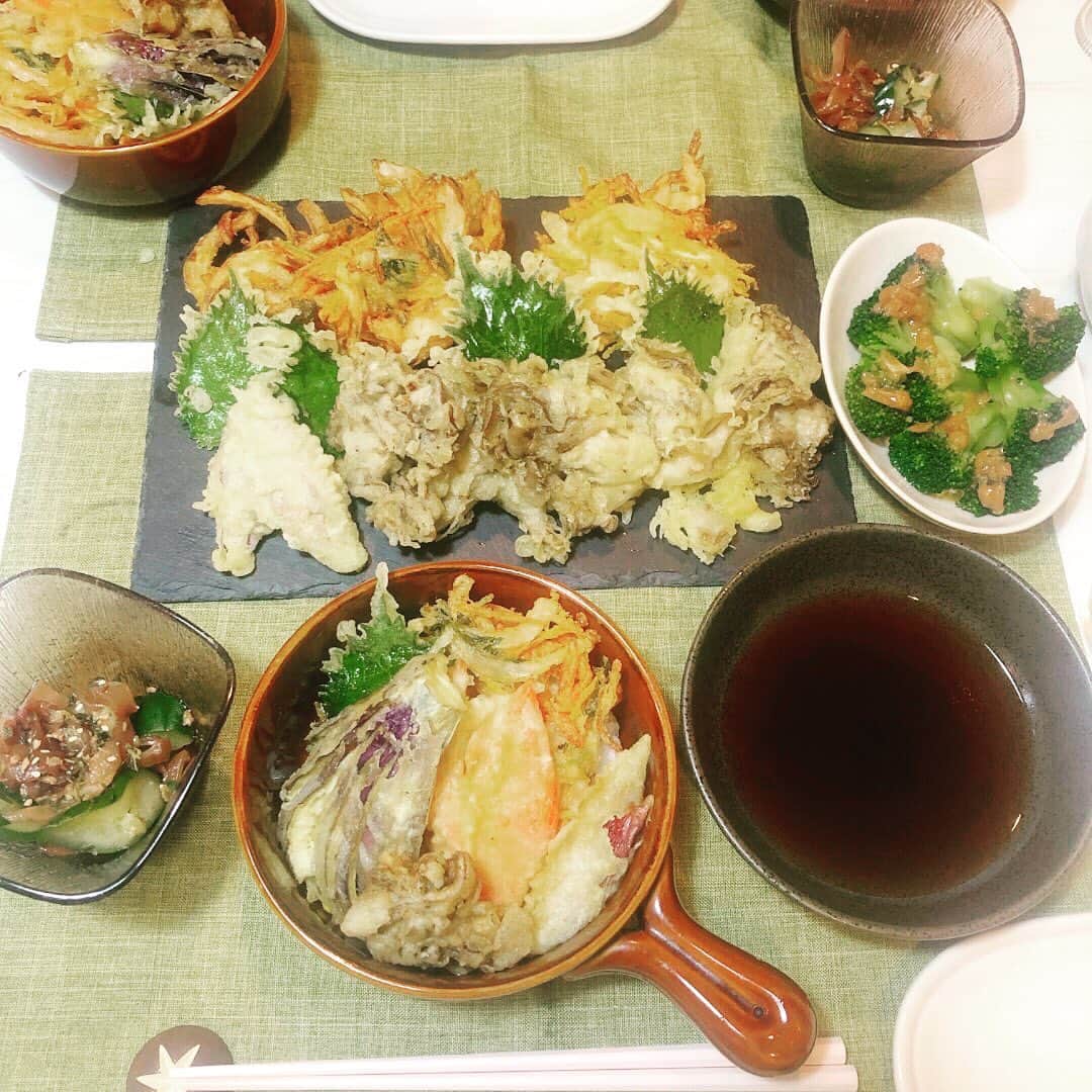 名倉右喬さんのインスタグラム写真 - (名倉右喬Instagram)「♪ 妻のお手製 天丼と天ぷらの夕餉です。  ここ最近のお出かけで お昼に狙っていた 天ぷら屋さんが いずれも長蛇の列で 食べられず。  残念がるハゲを見かねて 妻が自宅で 天ぷらを揚げてくれました。  猛暑の中 暑苦しいキッチンでの 揚げものは大変。  ありがとう。妻。 たいへん美味でした。  #おうちごはん #ふたりごはん」7月18日 10時11分 - ukyo.nagura