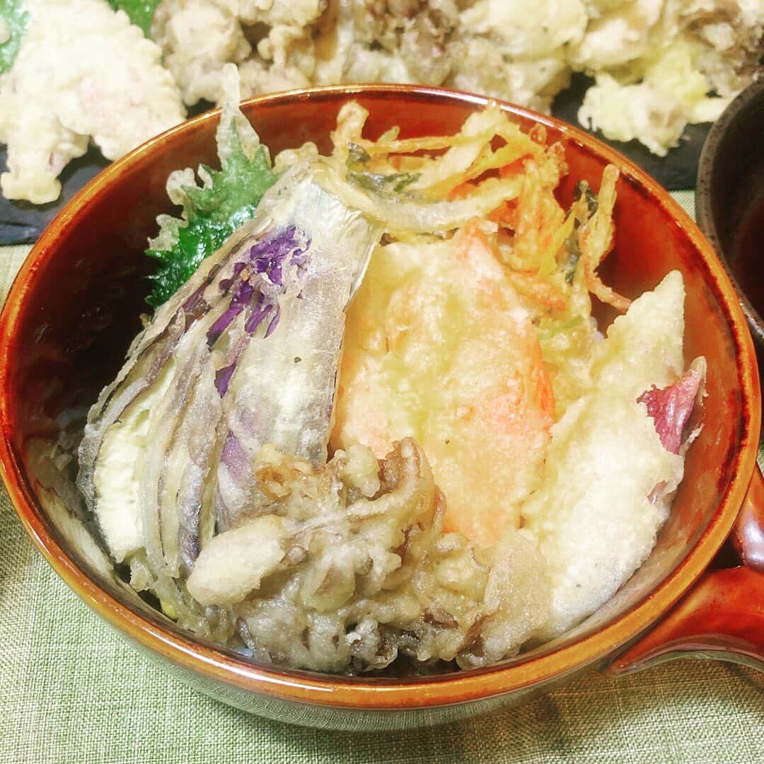 名倉右喬のインスタグラム：「♪ 妻のお手製 天丼と天ぷらの夕餉です。  ここ最近のお出かけで お昼に狙っていた 天ぷら屋さんが いずれも長蛇の列で 食べられず。  残念がるハゲを見かねて 妻が自宅で 天ぷらを揚げてくれました。  猛暑の中 暑苦しいキッチンでの 揚げものは大変。  ありがとう。妻。 たいへん美味でした。  #おうちごはん #ふたりごはん」