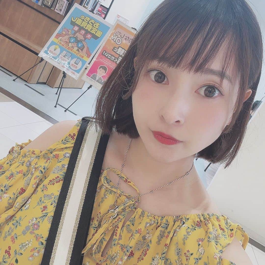 荒木未歩のインスタグラム：「久々の自撮り🤳  最近とっても暑いから、 熱中症気をつけてね〜🥵  妊婦は動いた方がいいのに、 この暑さで外出る気にもなれず 一日中ソファとお友達してる…😨  #妊娠中 #妊婦 #妊婦コーデ #妊娠8ヶ月 #妊娠後期 #逆子 #マタニティ #暑い」