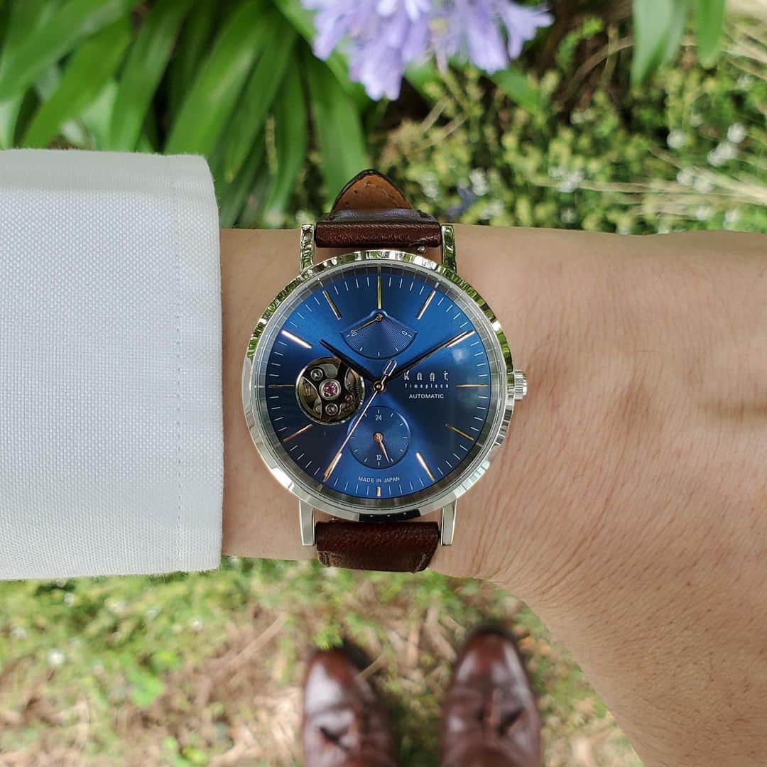 Maker's Watch Knotのインスタグラム：「暑い日が続いておりますが、いかがお過ごしでしょうか。  横浜元町ギャラリーショップの廣川です。 これだけ暑い日が続くと、涼しげな色味が欲しくなりますね。  そんなときはブルーの文字板がぴったり。 普段はカジュアルな恰好が多いのですが、今日はパリッとしたスタイルで合わせてみました！ 大好きな栃木レザーと色味を合わせたので、お気に入りの革靴も喜んでくれているみたいです😊  時計：オープンハート（CAP-38SVBL） ストラップ：栃木レザー（TT-16DB） バックル: シルバー（EB-16SV）   #knotwatch #watch #wristwatch #japan #madeinjapan #時計 #腕時計 #国産時計 #カスタムオーダー #横浜 #横浜元町 #손목시계 #맞춤형 #오사카 #우메다 #手表」