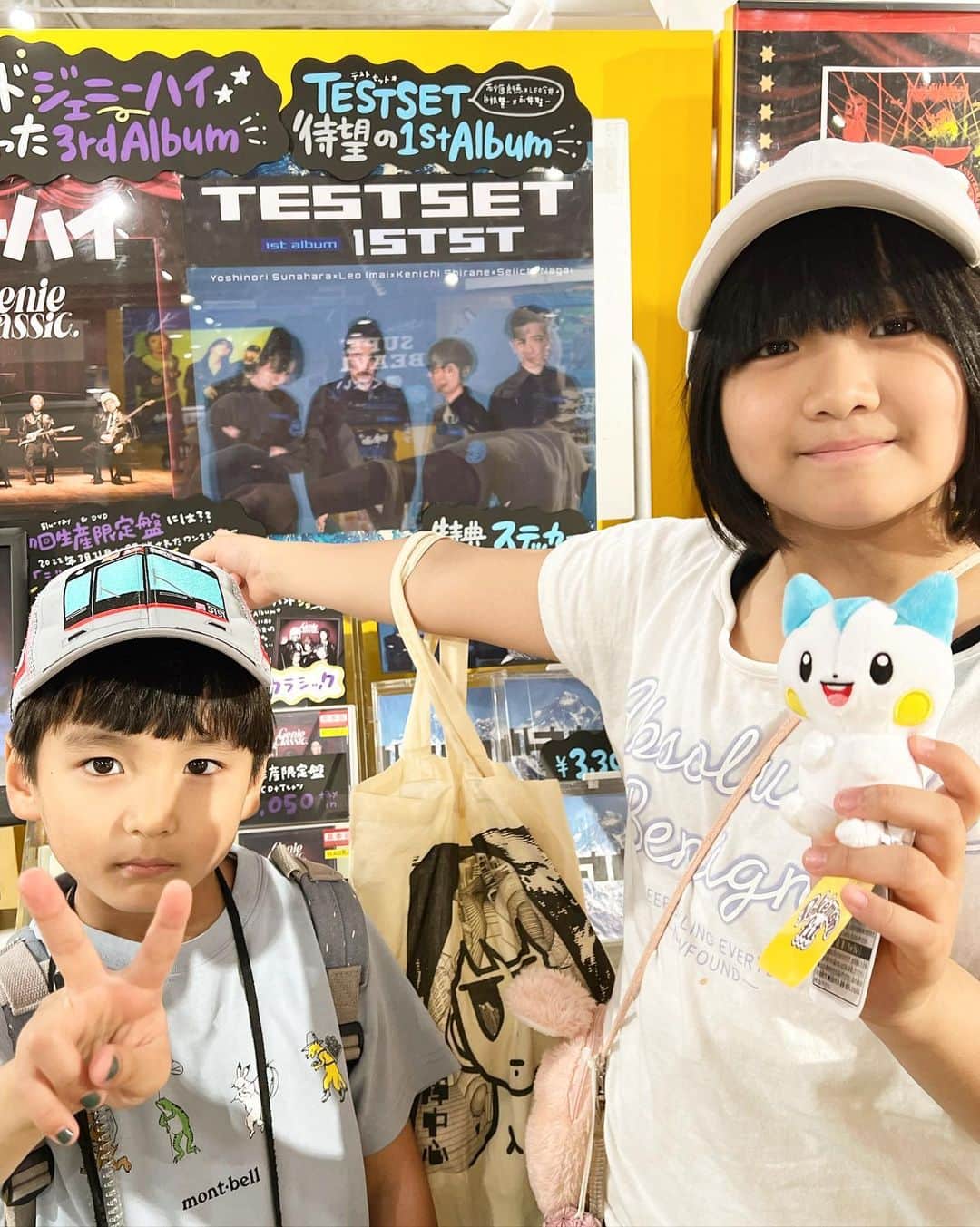 山口尚美のインスタグラム：「ハミがポケモンセンター行きたいと言うので渋谷へ赴き、そのまま渋谷タワレコ三階に行ってみたらパパがギターしてるTESTSET @testset_official のコーナーがありました🗻嬉しいので記念撮影❣️1階にはこれまたパパの参加してるQUBIT @qubit_band のポスターも飾ってありました💖 どちらもこれから非常に楽しみなバンド🎸🌈 皆様どうぞ応援よろしくお願いします👍❣️❣️❣️❣️」