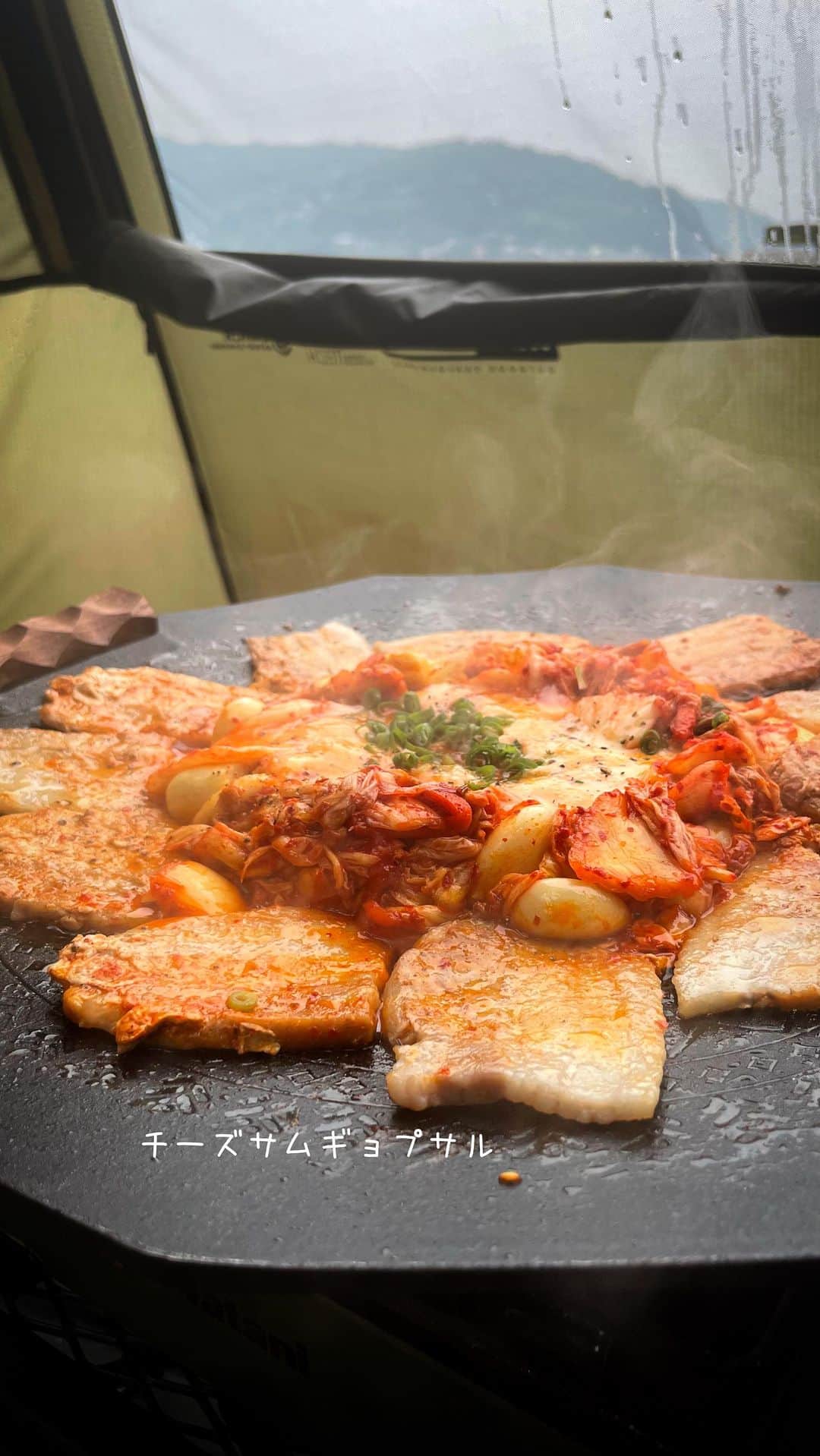 アルペンザルツ公式Instagramのインスタグラム：「レシピあり 「ワンパンチーズサムギョプサル」の作り方 * キャンプでもおうちパーティでも大活躍！簡単サムギョプサルレシピのご紹介❤︎ * 今回のレシピは、 @harapeko.bivouac さんに作ってもらいました！ * ∴♔∴∴♔∴∴♔∴∴♔∴∴♔∴∴♔∴∴♔∴∴♔∴∴♔∴∴♔∴ 気軽にフォローして下さいね❤︎ いいねやコメントも励みになります！ 公式アカウント⇰〖 @alpensalz_jp 〗 ∴♔∴∴♔∴∴♔∴∴♔∴∴♔∴∴♔∴∴♔∴∴♔∴∴♔∴∴♔∴ * [腹ぺこビバーグさんからのワンポイント] にんにくは苦手じゃなければそのまま食べたいので、根元の固い部分はカットしておくと食感が気になりません。豚肉は焼けてから小さくカットすることで食べやすくなります。 * ✈「ドイツを巡る旅」ご招待キャンペーン✈ . ． 「アルペンザルツのふるさとドイツを巡る旅」ご招待キャンペーンがスタート！ . 毎年ご好評いただいているキャンペーン、今年は旅行内容を少しリニューアルしています。 A賞「ドイツを巡る旅」は、中世の面影を残す旧市街が美しいハイデルベルク、”中世の宝石“と称される街並みが残るローテンブルク、ロマンチック街道を通ってノイシュバンシュタインを訪れてミュンヘンへ。ミュンヘンでは、アルペンザルツの原産地である岩塩鉱山へご案内いたします。他では体験できないオリジナルツアーへご招待します。 . 🎁応募方法 プロフィールのURLからご応募ください。 どなたでも簡単にご応募いただけます！ www.alpensalz.jp . 🎁応募期間 2023年8月31日(木)23:59まで .  🎁プレゼント賞品 A賞：ドイツを巡る旅 (2組4名様) B賞：アルペンザルツとミニオンズオリジナルグミのセット (50名様) .  🎁注意事項 旅行の日程や参加条件などは、キャンペーン特設サイトをご確認ください。 ∴♔∴∴♔∴ Ⓡ Ⓔ Ⓒ Ⓘ Ⓟ Ⓔ ∴♔∴∴♔∴ * ☑豚バラ肉(焼肉用)…好きなだけ ☑にんにく…1房～ ☑キムチ…1本 ☑チーズ…好きなだけ  ☑ごま油…大さじ1 ☑アルペンザルツ…適量 ☑ブラックペッパー…適量 ☑刻みネギ…少々 * * 【作り方】 ①熱したフライパンにごま油を落とし豚肉を並べて行く。 * ②豚肉にアルペンザルツ、ブラックペッパーを振りにんにく、キムチを入れる。 * ③豚肉をひっくり返し全体的に火が通ったら真ん中にスペースを作りチーズを好きなだけ入れる。 * ④チーズがとろけたらお好みで刻みネギをちらし、ブラックペッパーで完成。 * #アルペンザルツ #塩 #美味しい塩 * #今日のごはん #手作りごはん #簡単レシピ #おかず #レシピ #食卓 #節約 #献立 #家庭料理 #節約生活 #自炊 #ランチ #家ごはん #時短レシピ #簡単レシピ #おいしい #料理 #美味しい #おうちごはん #手作り料理 #手料理 #料理好きな人と繋がりたい #塩レシピ #サムギョプサル #キャンプ飯」