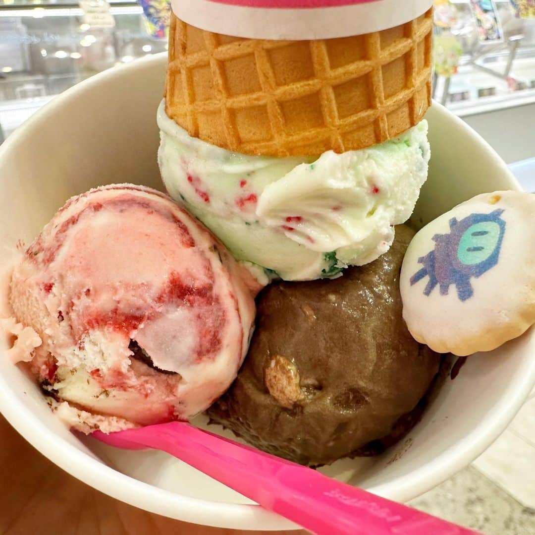 とぎもちさんのインスタグラム写真 - (とぎもちInstagram)「. 【日本31 🇯🇵 일본31】  日本のサーティワン🍨🇯🇵  3種のフレーバー選べるのあった😍💓  私のお気に入りフレーバーは ・ポッピングシャワー ・ラブポーションサーティワン ・ロッキーロード  この３つが 昔からずっと好き。  ここのアイスクレープも絶品🍨💓  美味しかった🤤💓  #サーティワン #サーティワンゆめタウン高松  #アイス #サーティワンクレープ #アイスクレープ #31 #31アイスクリーム #ポッピングシャワー #ラブポーションサーティワン #ロッキーロード #일본베스킨라빈스 #베스킨라빈스 #とぎもちサーティワン #とぎもち31 #とぎもちアイス」7月18日 10時22分 - togistagram