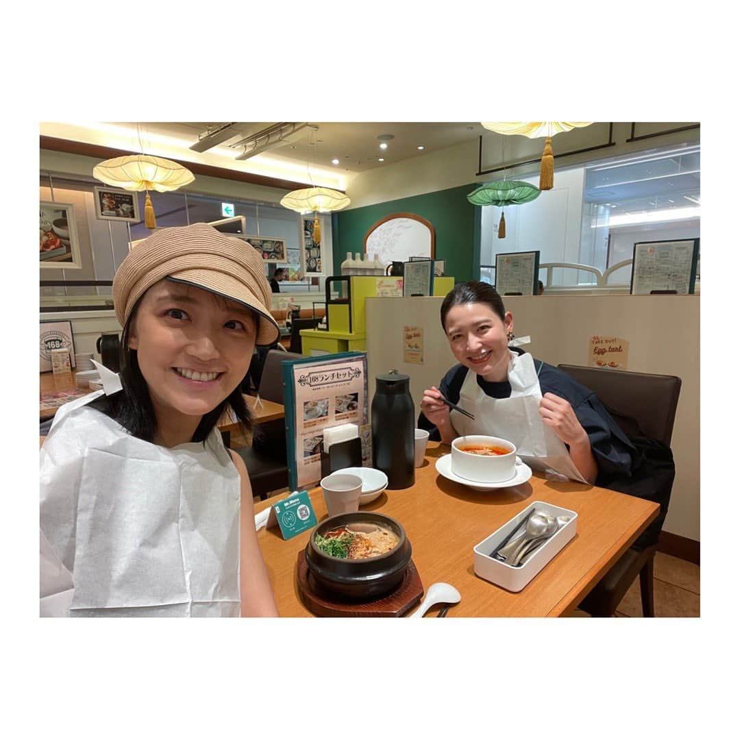 小熊美香のインスタグラム：「🍚🥢 よしえも、私も、元気です🫠☺️☀️  見た目は可愛いヒツジ🐏 中身はオオカミ🐺並に 本人も認める向上心とバイタリティ😂 私にも分けて欲しい😂😂  15年経っても変わらない関係に感謝です✨  #よしえ出産まであと少し🤰 #酷暑の中での妊婦生活 #みなさんどうかお身体に気をつけて🙏🙏 #竹内由恵」