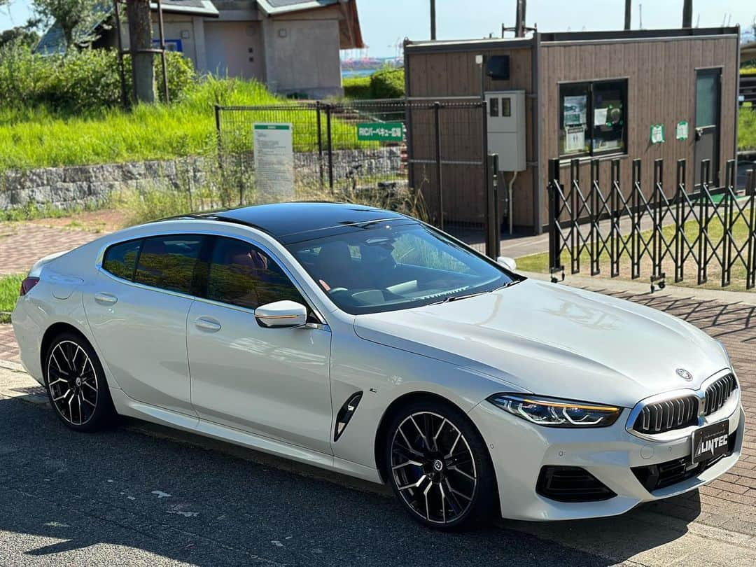 株式会社 リンテックのインスタグラム：「おすすめ在庫車両．  BMW 840i グラン coupe カラー:ミネラルホワイト🤍  昨年のマイナーチェンジで、よりスタイリッシュに． イルミネーテッド・グリルのエレガントな存在感が魅力的です．  白と赤の組み合わせもとっても素敵ですね  ラグジュアリーとスポーティーを兼ね揃えたドライビングができること間違いなしです🩵  皆様からのお問い合わせお待ちしております．  #輸入車  #輸入車好きと繋がりたい  #instagood  #fyp#afternoon  #インスタ映え #instalike #車  #高級車  #車好きな人と繋がりたい  #ドライブ  #お洒落  #car #おすすめ #外車  #オープンカー #car #プレミアム #メルセデスベンツ #mercedes #brz #国産車 #スポーツカー #アメ車 #bmw #cafe #drink #Porsche  #m #bmw #8シリーズ」