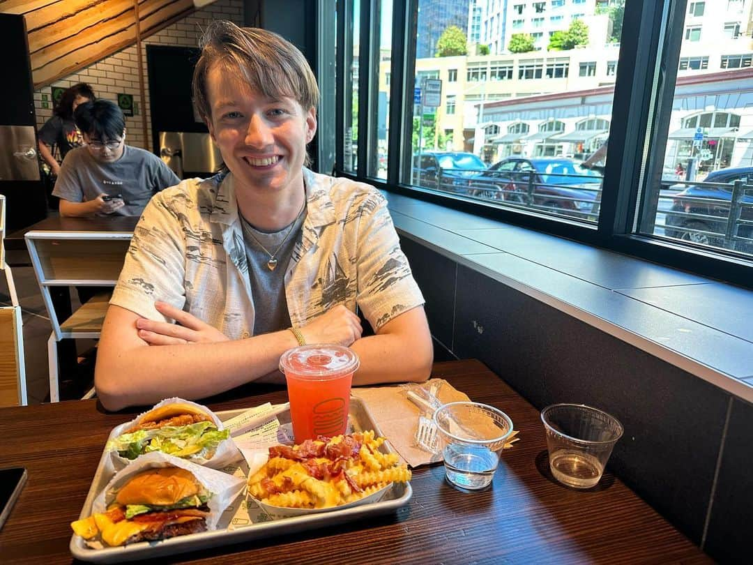 Seigo & Brenのインスタグラム：「日本から帰国してアメリカ食恋しさで#shakeshack 行ってきました🤣 ここのポテトフライが2人とも好き！濃厚チーズがたまらん🧀 アメリカ食は普段食べないんだけど日本食ばかり食べてるとたまには食べたくなるものなんだね笑  #gay #gaycouple #ゲイ #ゲイカップル #夫夫 #husbands #Seattle #シアトル #loveislove #Pride #LGBTQ #アメリカ生活 #husbandandhusband #Japan #日本 #Youtube」