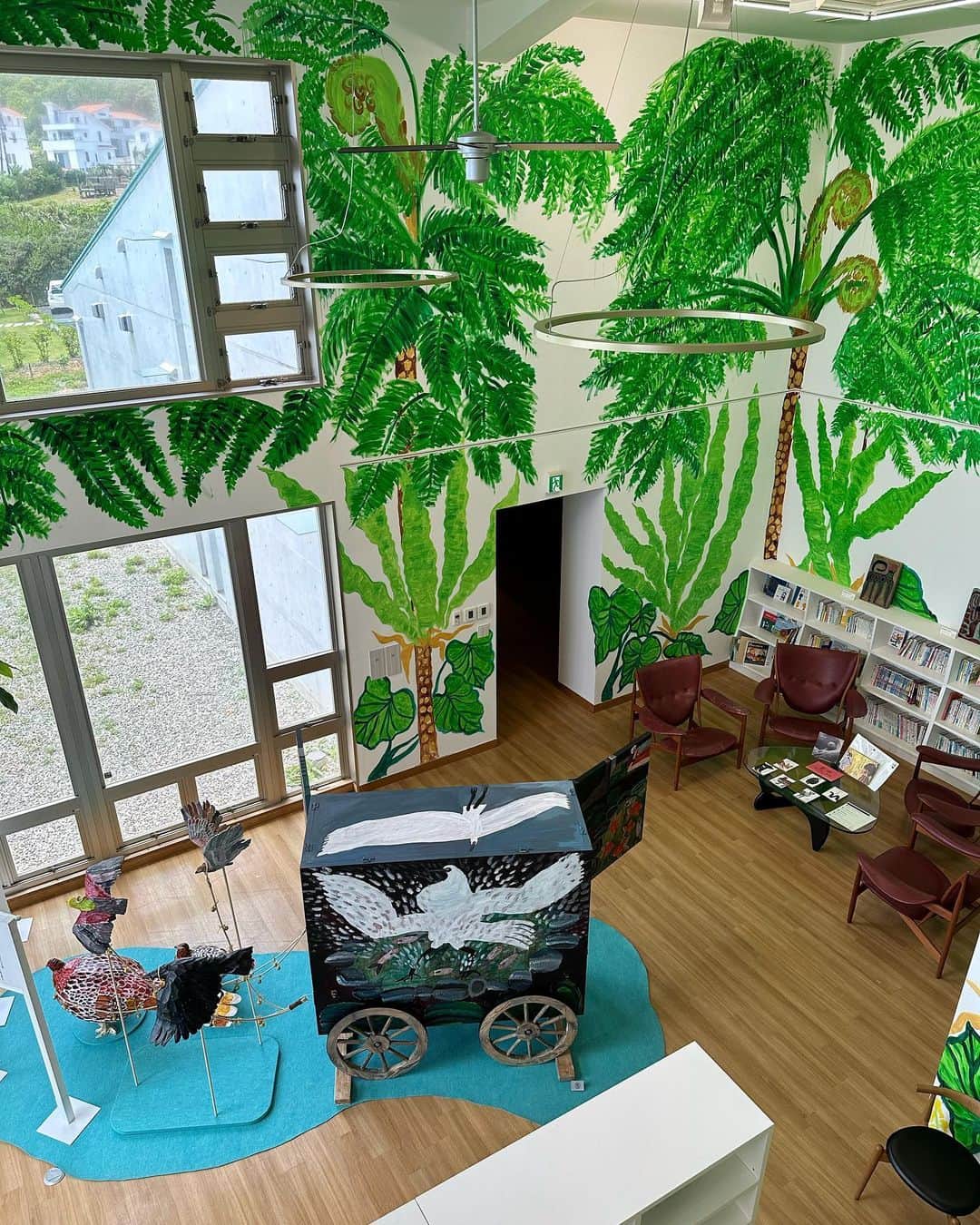 齋藤愛のインスタグラム：「奄美大島旅行③  タイミングよく ミロコマチコさんの作品の展示を観れてラッキーでした。ここは想像以上に素敵な場所でびっくりしました。 こんな図書館近くにあったらいいのになぁ  #放浪館 #奄美大島 #奄美大島旅行」