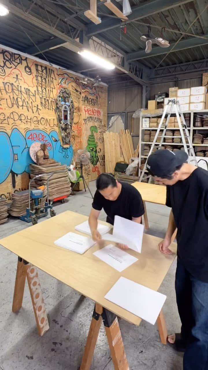 HAROSHIのインスタグラム：「Signing Trespassers certificates with @haroshi in his studio 🛹 @avant.arte @avantarteinsiders」