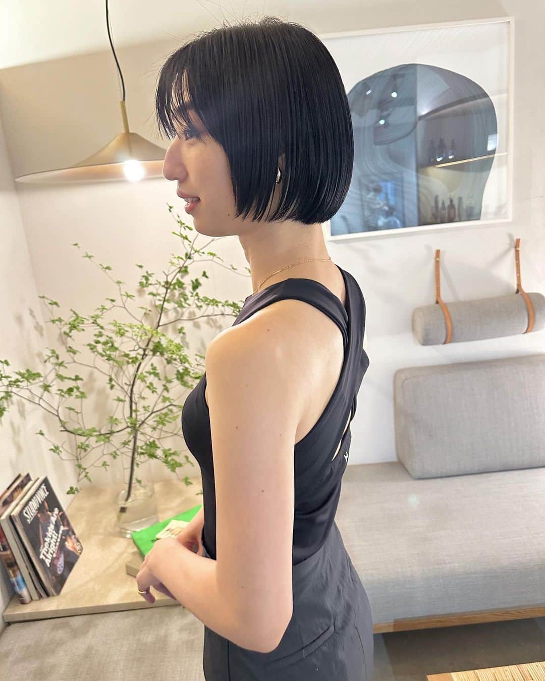並木一樹のインスタグラム：「今週も皆様ありがとうございました☺️  やや重めの暗めの透明感ボブはやっぱ可愛いですね♪  メンズはマッシュパーマにスパイキーショートが夏は人気です♪  今日明日はお休みです✨✨  暑い日が続くので皆様体調にはお気をつけを✨👍🏻  #ミニボブ #ボブヘアー #スパイキーショート #中目黒美容室 #casiHair」