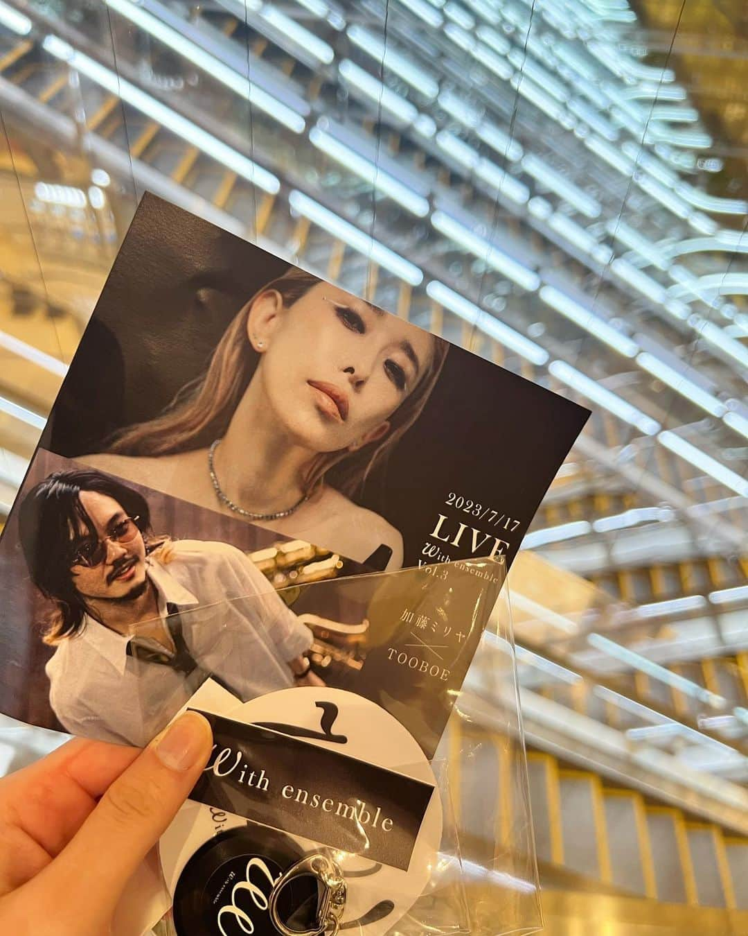 伊藤彩華さんのインスタグラム写真 - (伊藤彩華Instagram)「Live with ensemble vol.3  加藤ミリヤさんずっと聴いていたので、生で聴かせていただいて、鳥肌が止まらなかった😭 清水翔太さんもサプライズで出演してくださり、ヴォルテージマックス✨ 常田俊太郎さんも出演されて、ヴァイオリンの音色に癒され、心が動かされ、改めて音楽を感じるという意味を再確認しました🎻  オーケストラが素晴らしくて、肌が良い音を吸収している感じで、ゾクゾクとあっという間に1時間半終わりました。  本当に素晴らしかったです。このバージョンで聴けるのが今回だけだと思うと悲しい、、、 けど、今年はたくさんの音楽に触れたいと思いました🫶🏻  #コンサート #withensemble さん #加藤ミリヤ さん #常田俊太郎 さん #清水翔太 さん #安田レイ さん #tooboe さん #オーケストラ #生演奏 #live #livewithensemble #ウィズアンサンブル」7月18日 10時35分 - ayaka_ito_official