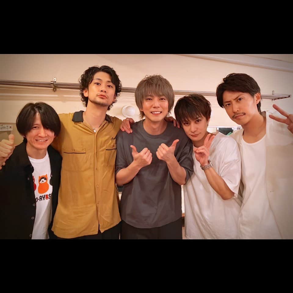 馬場良馬のインスタグラム：「舞台『1993-The Bang Bang Club-』  いよいよ始まります。  事前イベントも楽しかった。  本当にありがとうございました！  六本木・俳優座劇場にて 7月21日〜7月30日まで上演いたします。  ➖➖➖  30年前に南アフリカの戦場カメラマンが スーダンで撮った1枚の写真。  『ハゲワシと少女』  ピューリッツァー賞も受賞した この写真が世界に届けたものとは…？  ➖➖➖  精一杯頑張ります。  是非是非劇場に足を運んでくださると とても嬉しいです。  今のSNS社会にも刺さるんじゃないかと思っています。  皆様お待ちしております！！！  #バンバンクラブ」