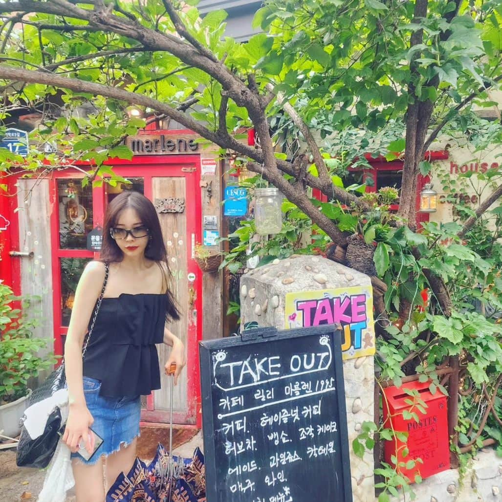 のインスタグラム：「이색적인 까페 비가안와다행🙏 혜화동 나들이~~이것저것 참신한 아이디어들도얻고 몸과 머리를 정화하고온날😘 신여사 혜화동나들이  좋은하루보내세유❤️  포토바이 @parkyuri7  #오늘도감사#신주아#혜화동#마실 #ootd#힐링#❤️」