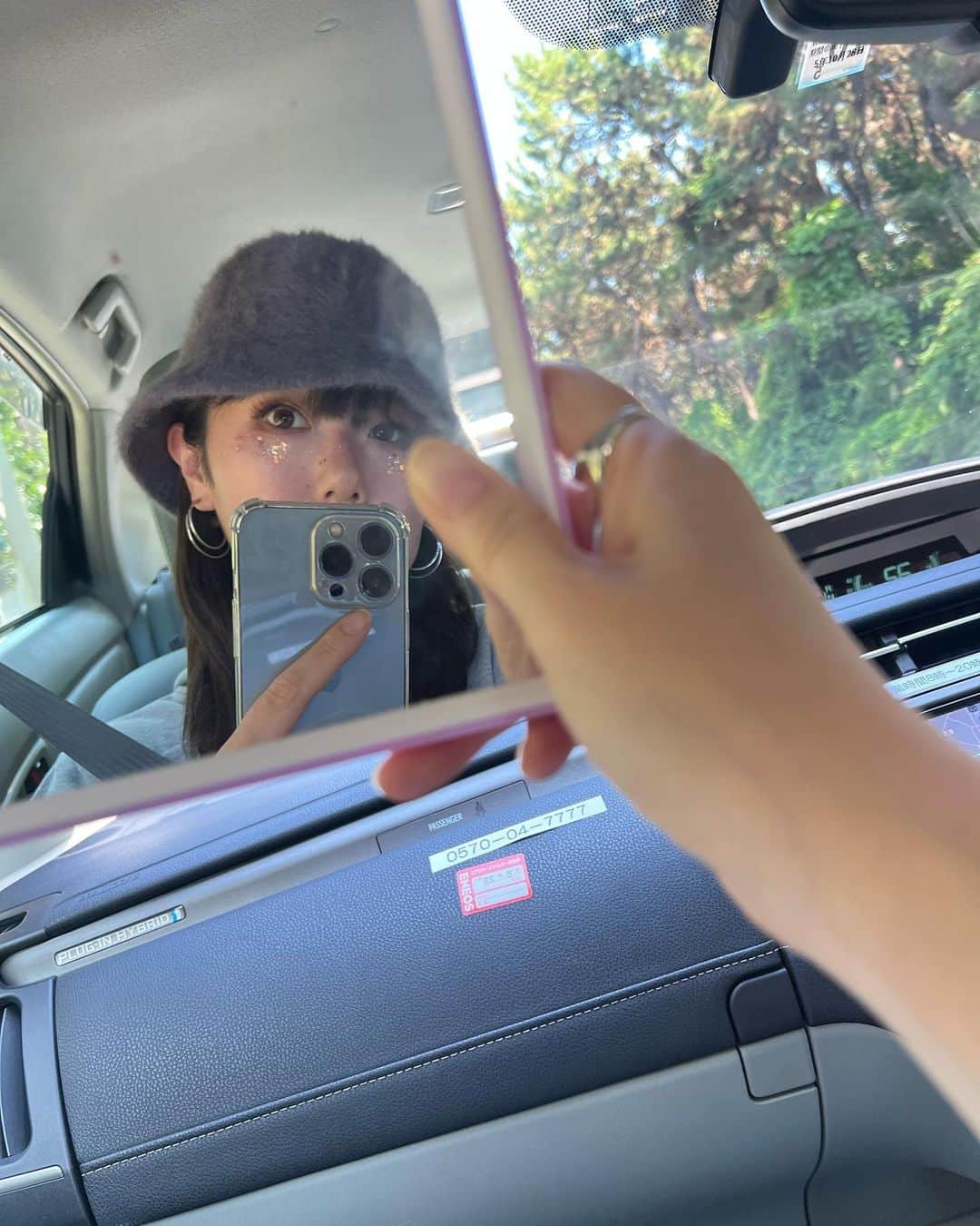 8utterflyのインスタグラム：「「紫外線などで髪が傷む」というのが最近やっと身に染みてわかるようになった40🖤遅  ずっと金髪！ブリーチ！からのカラー！髪の毛傷めまくり！の人生だったからね😂  ヤミギャルの時とかが1番白に近い金髪だったかなあー よく耐え忍んでたよ、、私の髪の毛ちゃん。。  やっぱり日傘とかで避けるしかないよねぇ みんな暑さ対策、何してますかい？  ラメラメフェイスの作品はもうすぐ発表だよ⌛️⏳✨🩵」