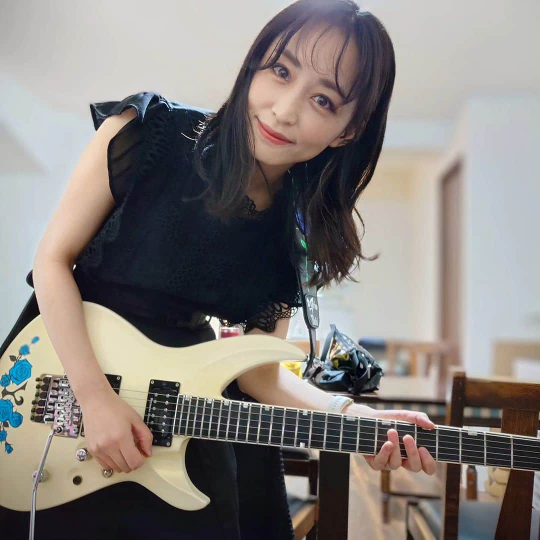 Yukiのインスタグラム：「Thank you for coming to the fan club event and gigs in Osaka!   大阪吹田TAKE FIVEでのライブ2日間とファンクラブのイベントへご来場ありがとうございました😊  D_DriveRの皆様いつもありがとうございます‼  今週末はライブで名古屋と滋賀行きます🎸  #Yuki #D_Drive #guitar #marshall #esp #boss #ギター」