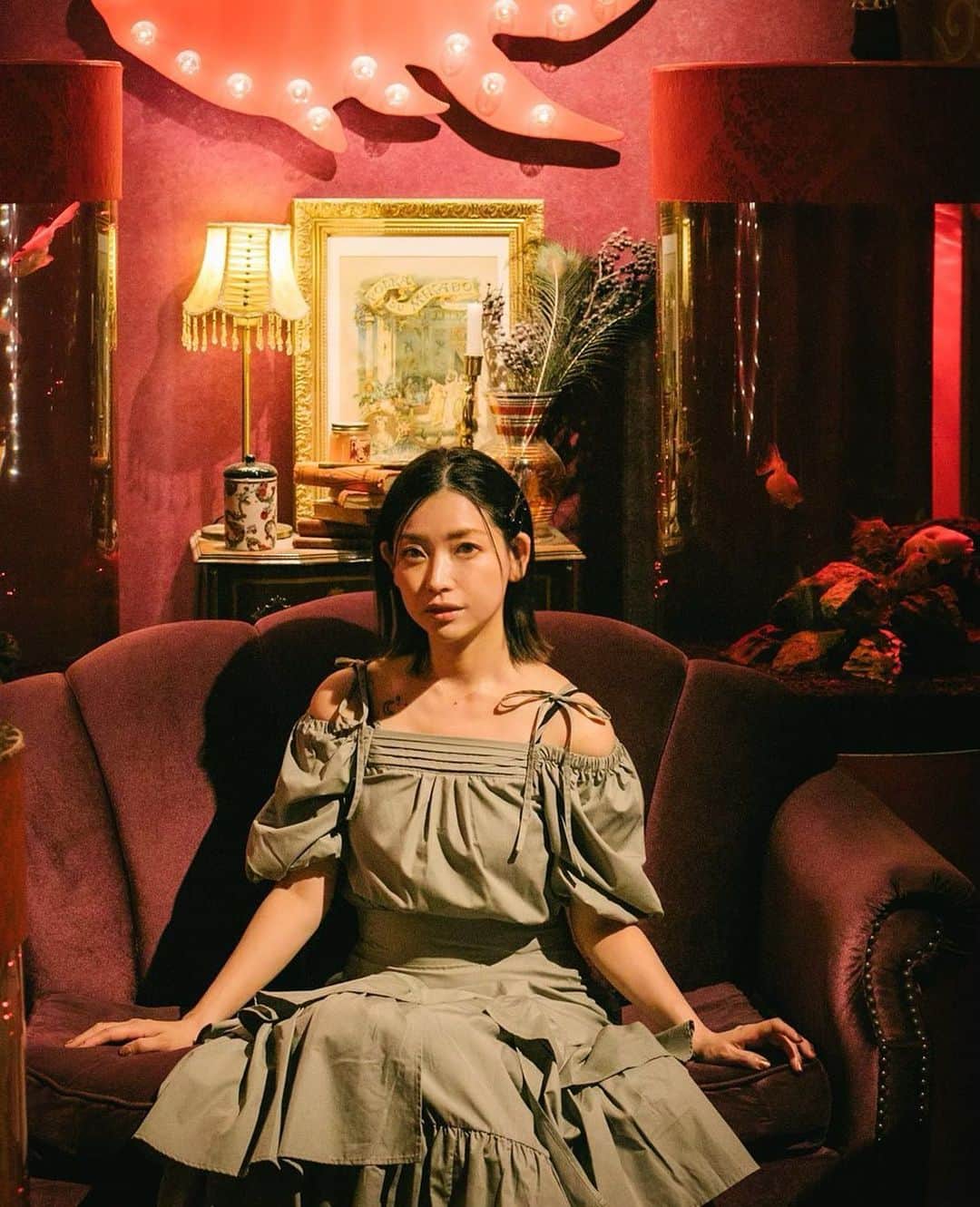yukaのインスタグラム：「たまーにカメラマンさんと遊びに行く時も全力で被写体になりきる。笑  いつも撮ってもらう @mt_portrait さんはホンマに有言実行する。  しかも毎日やり続けてて、着実に力つけてて認知もされて来てる👏  習慣になるのは45日だからめんどくさいな、嫌だなって思ってても45日過ぎれば日常の中にそれは溶け込んでいく。  どうせやるなら楽しんでやるのがいい。  腸活も3日にならず半年以上続けてるから朝起きたら飲むというルーティンに加わっている。  昔は私も3日坊主で終わってた。 何かやるなら増やすじゃなくて先にやらない事を決めて手放す方が上手くいく。  私が好きな向井ゆきさんも言ってた。 何かを得るなら先に手放せと☺️  やること多くてパンクしそうな時は 何かを手放してみてね🙌   #ライフスタイル  #ルーティン  #習慣  #腸活  #副業」