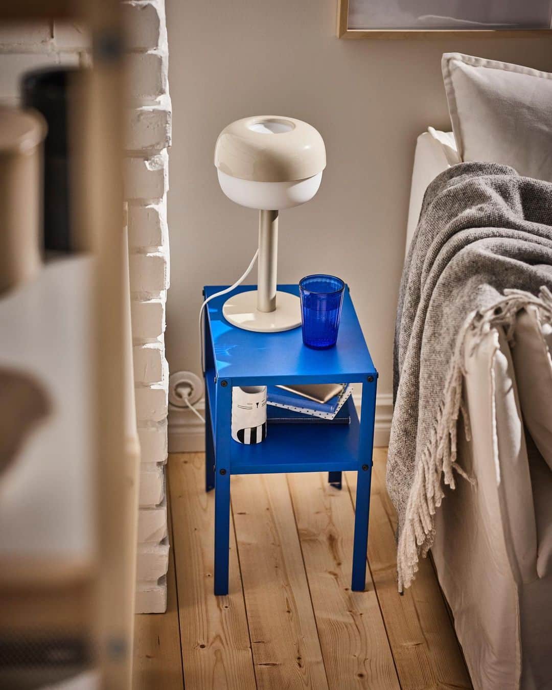 IKEA JAPANさんのインスタグラム写真 - (IKEA JAPANInstagram)「部屋を夏らしい印象にするには？💡  ⁡ 籐の素材を使ったミラーや、夏でも心地よいコットン素材のラグ、涼しげなブルーのアイテムに変えるなどするだけで、暑い季節でもさわやかな印象に部屋を変えることができます。カラフルなアイテムなら、ひとつ取り入れるだけでも印象がぐっと変わりますね。  ⁡ IKEAオンラインストアには、部屋づくりのヒントがたくさん。  夏の暮らしを一緒に楽しみましょう✨  ⁡ #イケア #IKEA #ikeajapan #この家が好き #ものに居場所を #IKEAオンラインストア #ワンルーム #サステナブル #サスティナブル #おうち時間 #インテリア #家具 #部屋づくり #一人暮らし」7月18日 11時02分 - ikeajapan