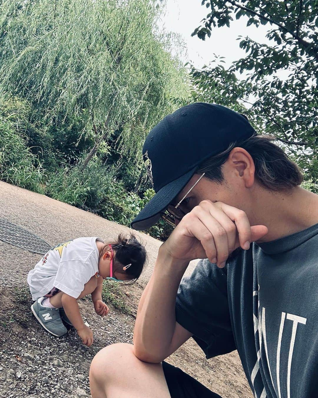 JOYさんのインスタグラム写真 - (JOYInstagram)「はーちゃんとのサイドショット♪ 公園行くと３〜４時間くらい帰らないよね。笑 盛れると思って顔に手を置いてみたけど顔見えてなさすぎて結果微妙。むしろ３８のおじさんが盛れるとか気にしてる時点で、、、🫨へへへ😘  そんな事よりREADYMADE×APEのTシャツしっかり着こなす娘に注目♪似合うぅぅ！  #子育て #育児 #毎日楽しい #でも当然たまにストレスに襲われるw #でも娘の笑顔で結局プラス要素の方が圧倒的 #公園 #READYMADE #ape #bape #saintmichael #saintmxxxxxx #newera #nike #newbalance #lavid」7月18日 11時11分 - joy.official