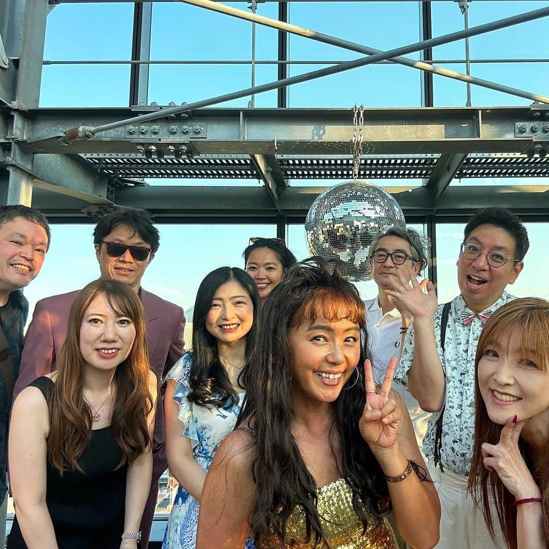 田中律子さんのインスタグラム写真 - (田中律子Instagram)「7月17日海の日〜🏝️🌊🌞🌴  私の52歳バースデー🎂パーリーをたくさんの方にお祝いしていただきましたーーー🥂 幹事の関さん　@shunichiro_seki 何から何までありがとうございました🙏🏼  会場のサンセットパーククラブ　@sunsetpark_club 屋上でかなり暑かったけど、みんなでBBQ🍖して、子供たちはプール入って、フタバフルーツのフルーツタワーに、ドレスコードは80'sバブリーだったから、みんなステキな懐かしのコスチュームに身を包み、カラオケ🎤もしたり、盛り沢山でホントに楽しかった😂  暑い中来てくれたみなさま、お手伝いしてくれたみなさま、ホントにありがとーーー‼️  まだまだ笑える写真あるので、思い出にアップ⤴️します📷  #birthday  #sunsetparkclub  #会員制  #お誕生日パーティー  #海の日 #ありがとうございます  #幸せ」7月18日 11時05分 - ri2kotanaka