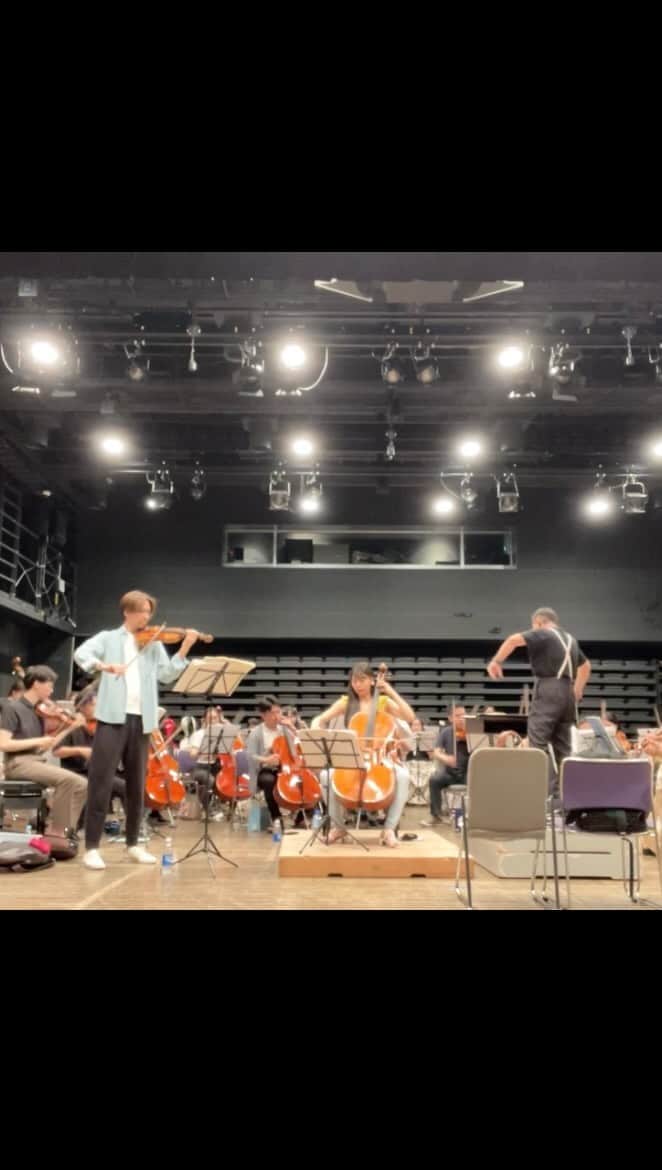 新倉瞳のインスタグラム：「Brahms!!!!!!  先日訪れたスイスのトゥーン湖でブラームスが作曲した😆 ドッペルコンチェルトのリハーサル、皆さんとの音の歩幅が揃ってきてとても楽しかったです♪  7/2219:15〜杉並公会堂へ是非✨  @cellistoftheworld」