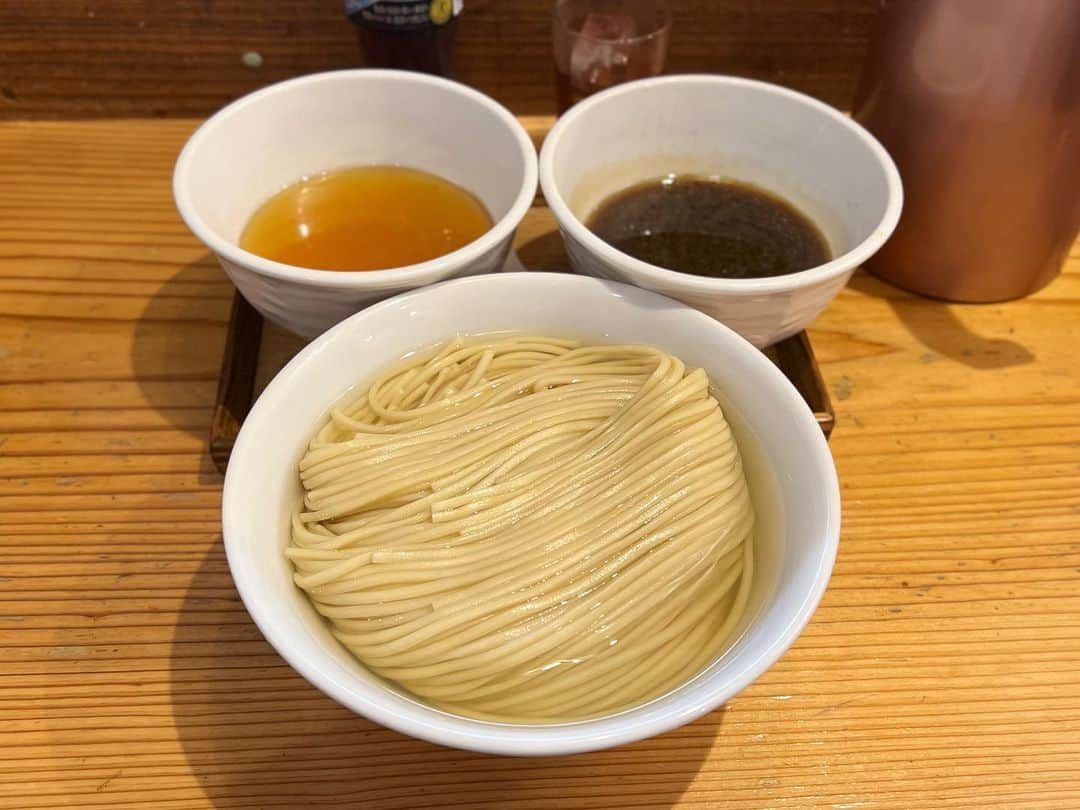 SUSURUさんのインスタグラム写真 - (SUSURUInstagram)「本郷三丁目、麺屋鈴春さん。 つけ麺・まぜそばは100g100円で麺を増やすことができ、500gにするとつけ汁がもう一つ追加できるというサービスが。 味は醤油・塩に加えて油の種類も選べるので組み合わせは無限大。 昆布水に浸った心の味食品製の麺も美味！ 500gでもペロリと完食。 この夏、絶対にすすりたい昆布水つけ麺です。 #susuru_tv #麺屋鈴春 #本郷三丁目 #東京 #つけ麺500g 塩が #超うまい  #ラーメン #らーめん #ramen #ラーメン部 #ramennoodles #毎日ラーメン生活 #麺スタグラム #japaneseramen #japanramen #foodstagram #foodie #noodles #instanoodle #instaramen #instafood #東京ラーメン #つけ麺 #昆布水つけ麺」7月18日 11時08分 - susuru_tv