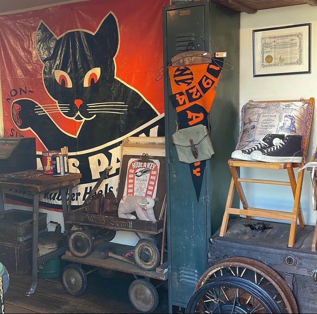 のインスタグラム：「奈良の拘った雑貨屋さん  @rustyacornantiques   #総務雄一郎 #世田谷ベース #世田谷ベースユーチャンネル #generalstore #ビンテージ# #アメ車 #nsx #enger #v8 #americancars #スーパーカー #ランボルギーニ #vintage #lamborghini #hummer #westcoast #mooneyes #ムーンアイズ #goldenhummer #tokyodreamride」