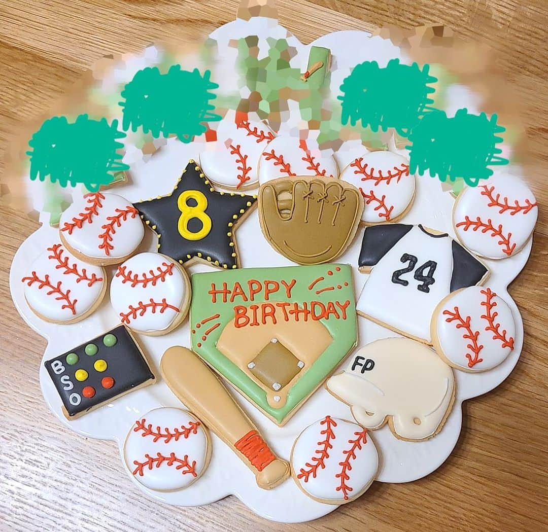 彩歌しおんのインスタグラム：「⚾️ハッピーバースデー⚾️  8歳のお誕生日おめでとうございます🎉  オーダーは、野球⚾️ 野球少年って本当にかっこいい🥹 私の大好きな上級生からのオーダーでした🥹 いつもオーダーありがとうございます😍  素敵なバースデーパーティーのお手伝いが出来て良かったです😊  #アイシングクッキー #着色料不使用 #天然色素アイシングクッキー教室 #天然色素アイシングクッキー #天然色素 #お野菜パウダー #フルーツパウダー #国産 #ママメイド #アイシングクッキー教室 #Ahbonheur #赤ちゃんのいる暮らし #1歳バースデー #オーガニック #お菓子 #身体に優しいお菓子 #無添加お菓子 #ナチュラルアイシングクッキー  #かわいいをお届け  #誕生日クッキー #お誕生日 #バースデークッキー #バースデーアイシングクッキー #こだわり食材  #野球が好き  #野球少年 #野球クッキー  #野球部  #野球アイシングクッキー」