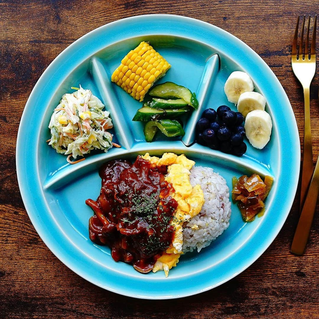 おがわひろこのインスタグラム：「2023.7.18 Today's breakfast ・オムハヤシ ・福神漬け ・コールスロー ・茹でとうもろこし ・生姜香るきゅうりの浅漬け ・ブルーベリーとバナナ🫐🍌  作りすぎて食べるの飽きたハヤシライスはオムハヤシにして食べれば新鮮✨ しかもひと手間加えてデミグラスソースに変身させました✨  ⌾ハヤシライスのルー　100g ⌾とんかつソース　小さじ1 ⌾ケチャップ　小さじ1 ⌾砂糖　小さじ1とちょい を加えて温めてみてください。  カレーみたいに福神漬けは付け合わせに。 合うよ。おいしいよー🤤💕」