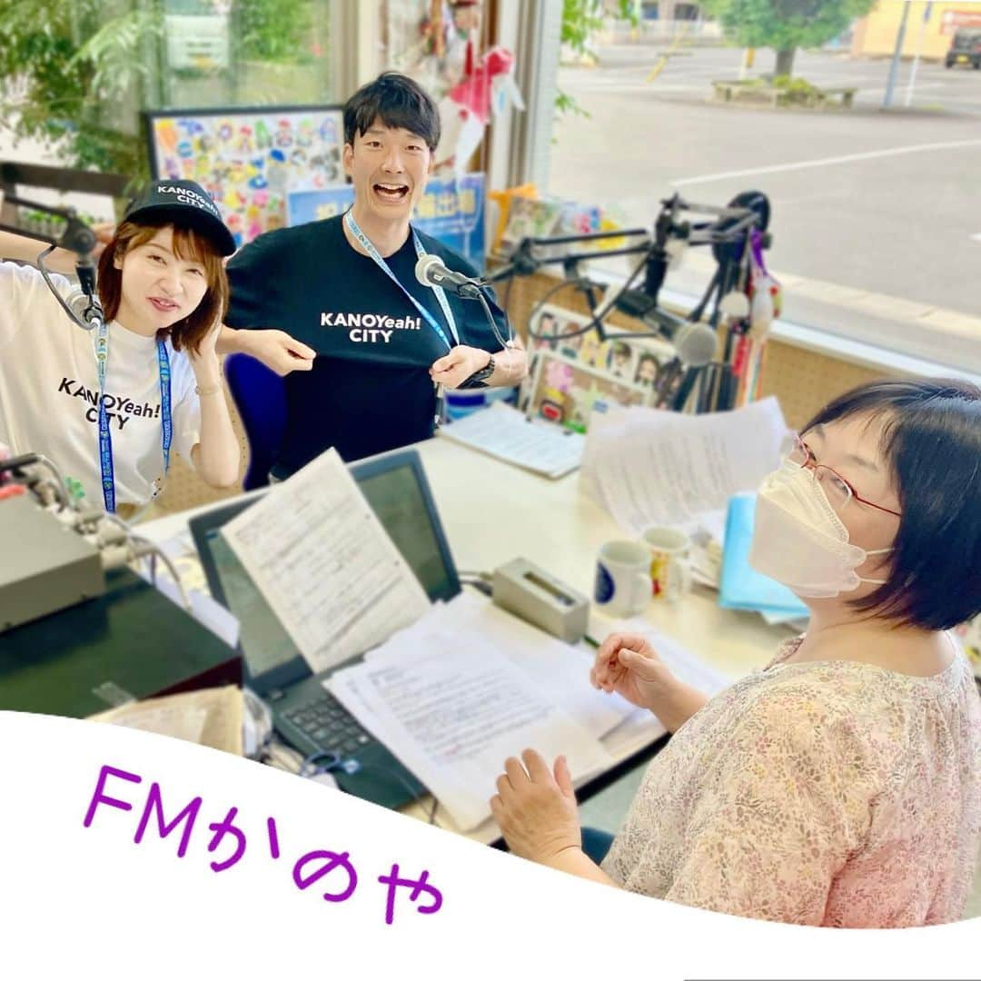 鳥越佳那のインスタグラム：「【おおすみおはようラジオ！】  ◎FMかのや ◎7月18日(火)17:05頃〜(再放送) 〜〜〜〜〜〜〜〜〜〜〜〜  今朝、ラジオの生放送のおじゃまし ４年ぶりに開催される 「かのや夏まつり」について お話しさせていただきました🎤✨  約3,000人の踊り連がハンヤ節などに合わせ 市街地を練り歩き 熱気に包まれるお祭りです🔥  注目は！  ＼ 初の試み！３か所同時打ち上げ まちなかパノラマ花火 🎆🎇🎆🎇🎆🎇 ／  10分で3000発 1分で300発 1秒で5発？も上がるという 瞬き厳禁の花火👀!!  さらに！ 鹿屋市出身のサンシャイン池崎さんも 祭り会場に現れる！？ 鹿屋では初めてというお笑いライブも 予定しているとのこと😳✨  \\鹿屋、爆上がりの予感です。//  「かのや夏祭り」　 花火についての詳細は ぜひ夕方の再放送をお聴き下さい😊 (ＦＭかのやの公式アプリで聴くことができます✨ https://fmplapla.com/fmkanoya)  いやぁ～ 一緒に出演した職員さんが熱かった～🤣笑  〜〜〜〜〜〜〜〜〜〜〜〜 ◎イベント名：かのや夏祭り ■８月4日(金)前夜祭 ・時間：17時半～20時45分 ・場所：プラッセだいわ跡地 ■8月5日(土)本祭  ・時間：15時10分～21時 ・場所：鹿屋市役所から北田町周辺 ※「まちなかパノラマ花火」は8月5日20:50～予定 〜〜〜〜〜〜〜〜〜〜〜〜 . . #FMかのや #おおすみおはようラジオ #おはラジ  #鹿児島弁 全開の #前原さとみ さん😆 #鹿屋イベント #鹿児島イベント  #夏祭り#かのや夏祭り #夏 #花火 #サンシャイン池崎 さん #お笑いライブ #九州 #鹿児島県 #大隅半島 #鹿屋市 #鹿屋 #kanoyeahcity #地域おこし協力隊 #かのやPRレポーター」