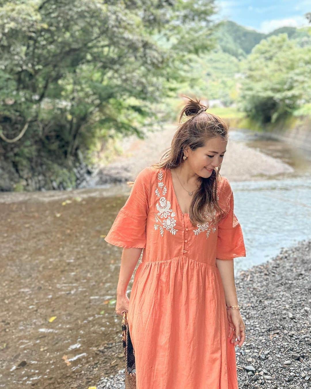 misatoのインスタグラム：「. 𝐵𝑜ℎ𝑒𝑚𝑖𝑎𝑛 𝑠𝑡𝑦𝑙𝑒🌵🌾🤎🧺 ⁡ ⁡ ⁡ 刺繍入りワンピ🧺🪡 こういうコットンワンピをサラッと着るのが好き♡ ⁡ ⁡ 腰あたりからフワッと広がるAラインや 胸元の刺繍… ⁡ たまらなくかわいいー😩🩷 ⁡ ⁡ ⁡ ⁡ ⁡ 秋はウエスタンブーツを合わせるって 今から決めてるよ👢(早) ⁡ ⁡ ⁡ オレンジって初めて選んだけど 肌色が明るく見える気がする!🍊 (多分イエベ🙋🏼‍♀️) ⁡ ⁡ ⁡ ⁡ ✔︎このワンピースを含む “𝙱𝚘𝚑𝚎𝚖𝚒𝚊𝚗&𝙷𝚒𝚙𝚙𝚒𝚎 ”な新作は 今夜20:00から発売start🛒🤎 ⁡ @sandlessmoon   公式サイトからだと⌇送料無料⌇なんだって🙌 そしてめちゃくちゃお得な 𝙎𝙐𝙈𝙈𝙀𝙍 𝙎𝘼𝙇𝙀も開催するみたい❤️‍🔥 ⁡ これはもうスタンバイしなくちゃね♡ ⁡  #サンドレスムーン#sandlessmoon#ワンピース#大人ボヘミアン#ボヘミアン#ボヘミアンコーデ#海のある生活  #ママコーデ#ママファッション #アラフォー #アラフォーコーデ #アラフォーママ #ボヘジョ#fashion#outfit#coordinate#ヘアカラー #zara#グラフィックデザイナー#高身長女子#高身長コーデ#165cm」
