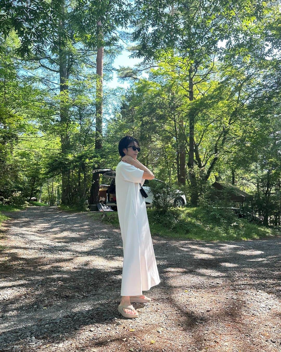 小山田早織さんのインスタグラム写真 - (小山田早織Instagram)「🌿🪵🍃🌲🏕️  6月末頃から体調を崩し、健康のありがたさを痛感したここ最近🥺  ようやく回復し、自然に癒されに🍃  マイナスイオンと焚き火の音と香り🔥 子どもたちとまめこ🐕の笑い声にパワーをもらい、しっかりとエネルギーチャージして参りました✨  心も身体もリセット🪷  今日からまた元気にがんばります💪  今回のキャンプで大活躍だったのは真っ白なワンピ🤍 シワにならず、シャワーのあとにサラッと着れて便利でした🚿 アウトドアでも白を着れるのはUVや洗濯機で洗える機能があるからこそです😆🤍  @a_plus_tokyo   #キャンプ #キャンプコーデ」7月18日 11時24分 - saorioyamada