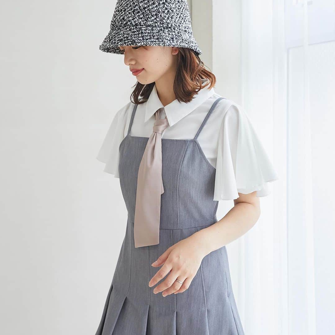 MAJESTICLEGONさんのインスタグラム写真 - (MAJESTICLEGONInstagram)「【new arrival🎉】 アソートのスカーフが華やかなブラウスが登場❣️ さらっとした生地で暑い夏も快適✨  スカーフは取り外し出来るので 髪に巻いたり、バッグに巻いたり アレンジも楽しめる一枚です💖  🔻スカーフリボンセットシャツ （オフ柄/オフ/ブラック） ¥5,940  いいね&保存で見返してみてね✅  #majesticlegon #マジェスティックレゴン #垢抜けコーデ #着回しコーデ #夏服コーデ #骨格ナチュラルコーデ #骨格ストレートコーデ #骨格ウェーブコーデ #大人フェミニン #大人レディ #大人かわいいコーデ #大人シンプル #脚長コーデ #スカートコーデ #フェミニンコーデ #きれいめファッション #綺麗めコーデ #夏トレンド #夏コーデ#ブラウスコーデ #くすみカラー #夏色コーデ #柄ブラウス#淡色コーデ #ハイウエストスカート#スカーフコーデ#スカーフアレンジ」7月18日 13時00分 - majesticlegon_official