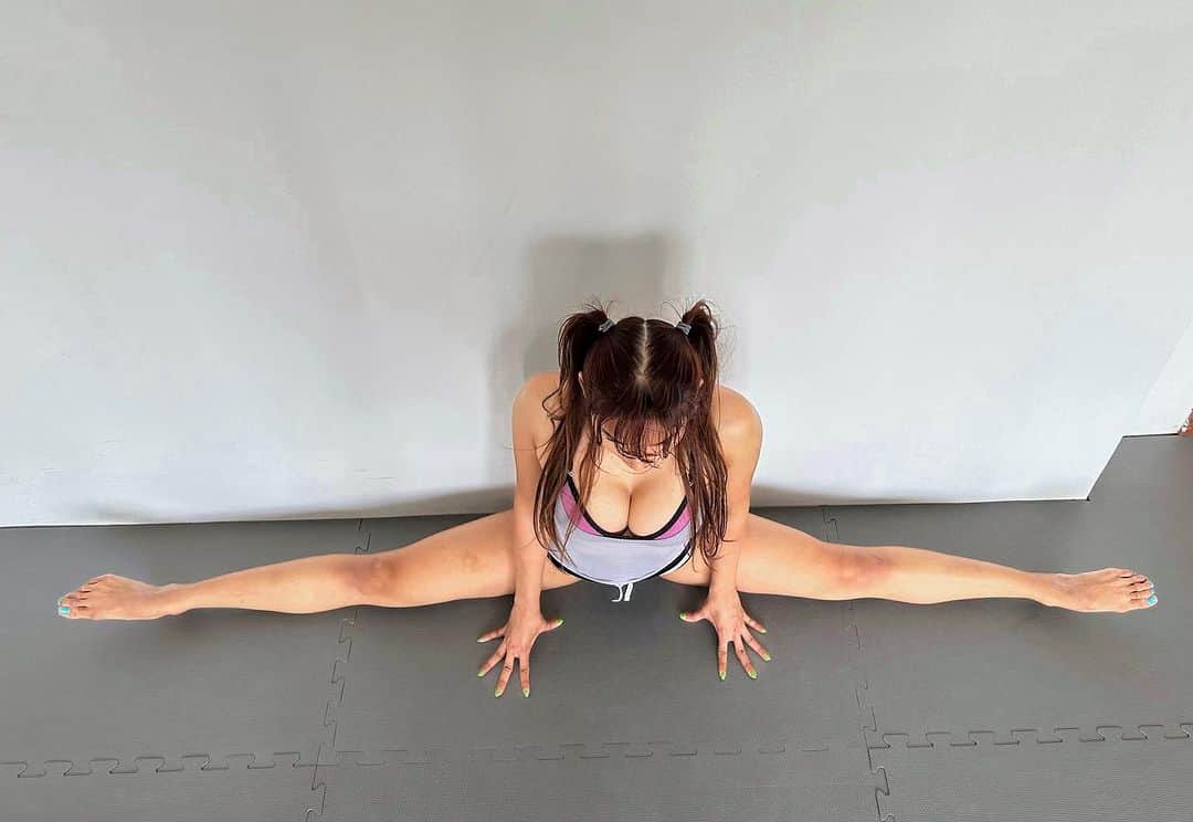 April Imanさんのインスタグラム写真 - (April ImanInstagram)「Not there yet but working on my middle splits as often as I can🙏☺️ . . . . #apriliman #yogapose #yogadaily #corestrength #yogaandstrength #yogachallenge #strengthworkout #strongwomen #balancetraining #traininghard #flexibilitytraining #flexibility #yogainspiration #yogalove #yogapractice #yogagirl #yogaeveryday #splits #frontsplits #splitstraining #wallsplits #middlesplits」7月18日 11時25分 - april_iman