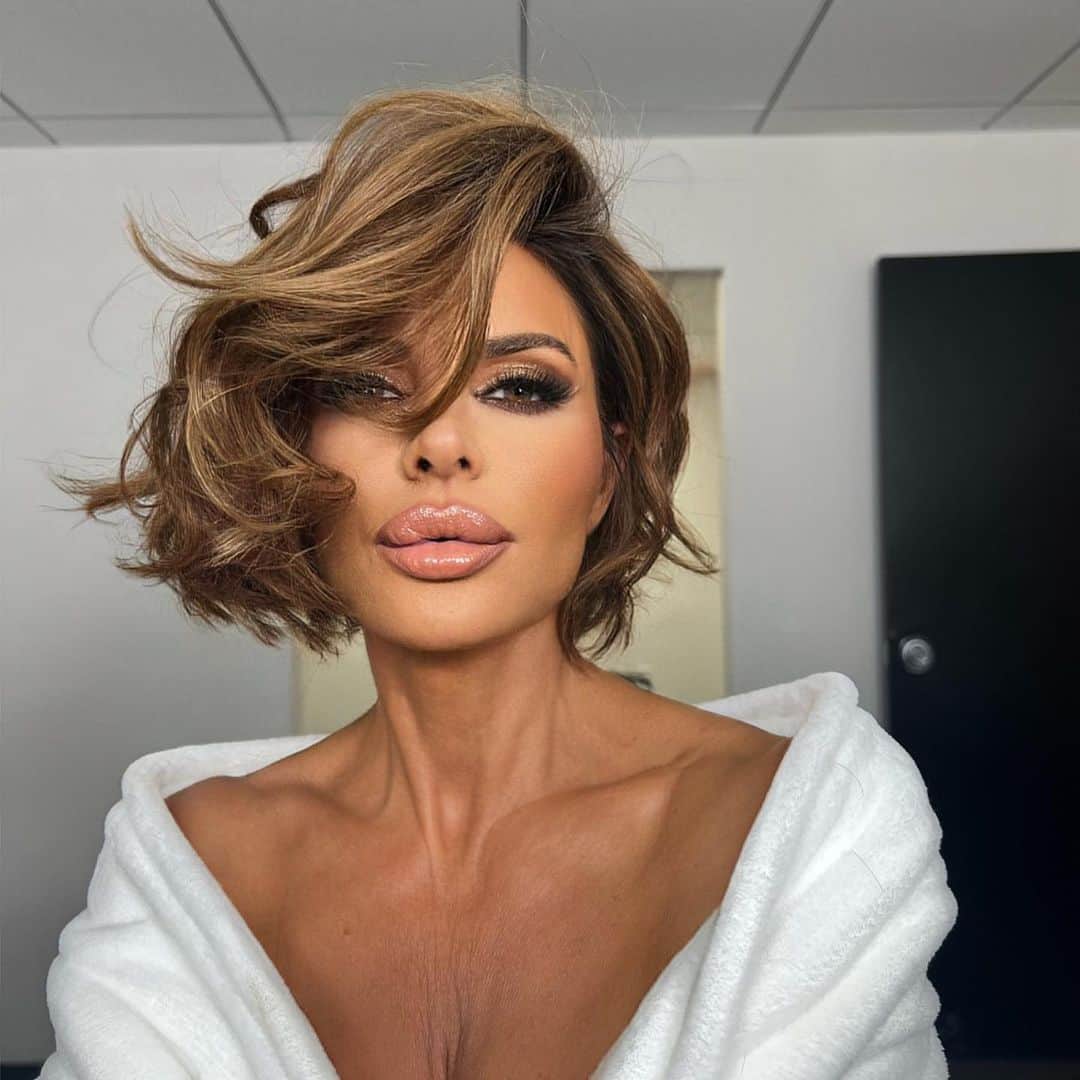 リサ・リナのインスタグラム：「You’re not ready for her.  @rinnabeauty  💋  She’s wearing the Birthday Suit Lip kit.」