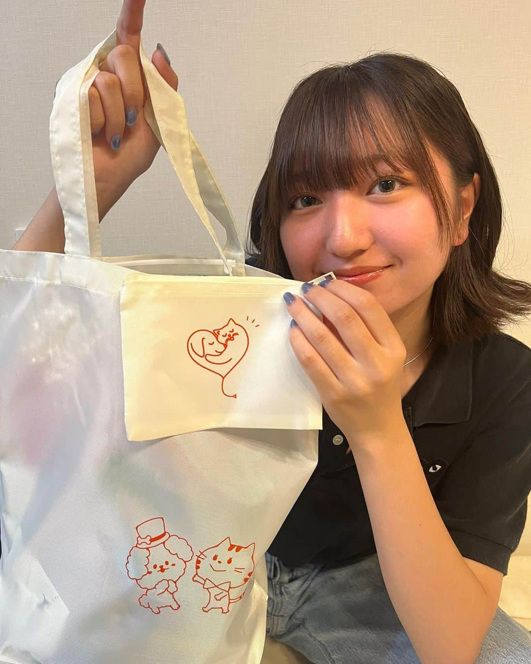 谷花音のインスタグラム：「・ みなさんこんにちは☺️ 先日、ペトナビイベント「うちの子と。」に我が家のはっさく、みかん、かぼすと共に参加させて頂きました🐱  初めてペットタクシーを利用したり、3匹と一緒に写真を撮ったり、ネコちゃんのマッサージ方法を教えていただいたり、とても楽しいイベントでした♡  ペトナビのアプリを通して、3匹たちの健康管理や可愛い瞬間を家族と共有していきたいと思います🥰  みなさんも大切なご家族（ワンちゃん、ネコちゃん）を連れて遊びに来てみてね😆  #ペトナビ #MOLUYUKA #アニマコレ #うちの子と #dogbirthday #猫 #かるたく #ファインペッツ #谷花音 #はっさくみかんかぼす #ネコちゃんにも #肩こりがあるって知って #ビックリしました😮」