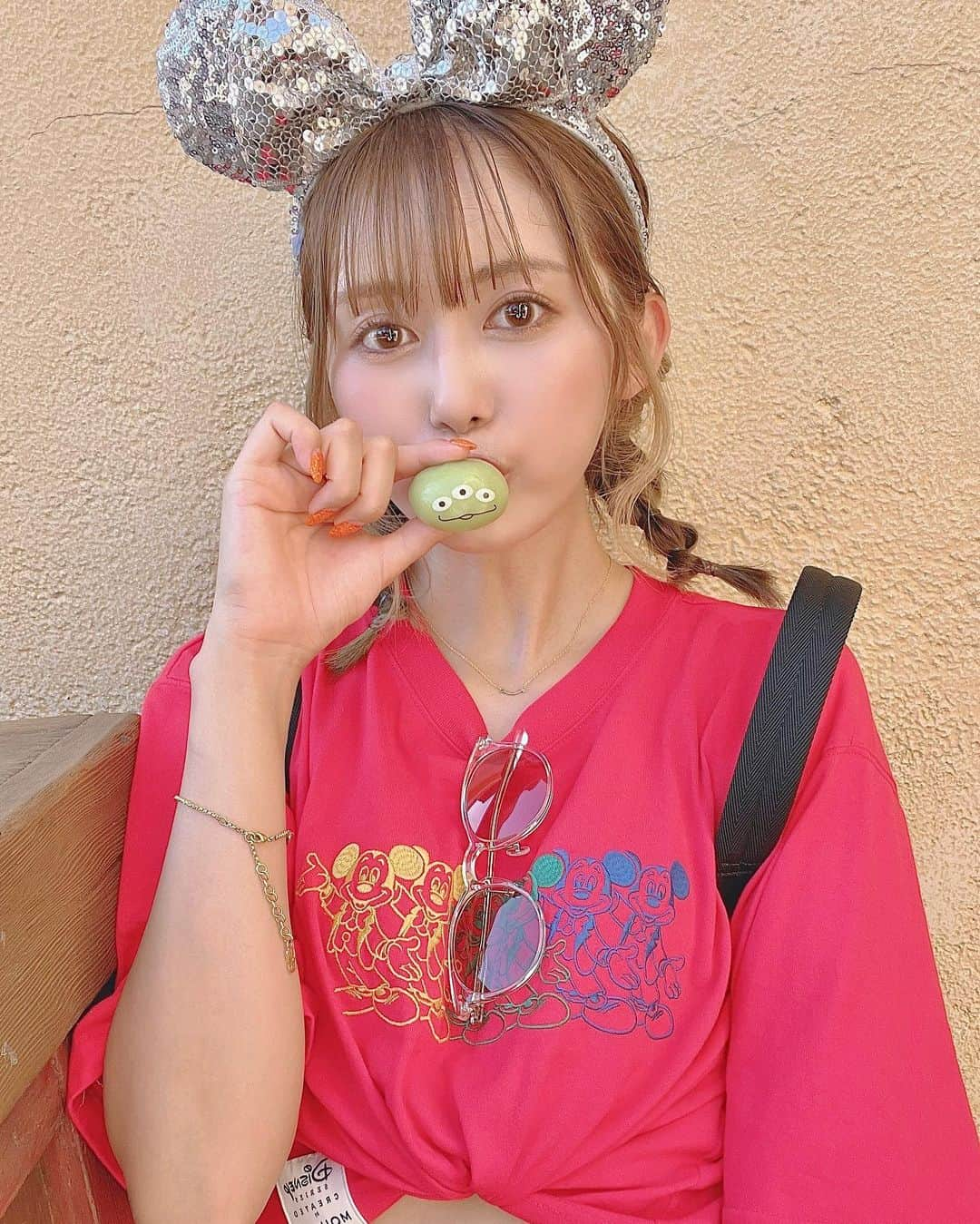 後藤佑紀さんのインスタグラム写真 - (後藤佑紀Instagram)「Tokyo Disney Sea🌊  憧れのリトルグリーンメンマンだったけど撮るの難しくて むっちゃんと試行錯誤した😂💚 3枚目暑すぎて前髪びっしゃびしや😂  topsは @moussyofficial  髪色ギャルだから赤にしたぴ👧🏽  3連休明けも変わらず酷暑だけどしっかり水分取ってがんばって生きような👨👨‍🦱👨‍🦰👱‍♂️🌎   #東京ディズニーランド #東京ディズニーシー #ディズニーリゾート #tokyodisneyresort  #tokyodisneyland  #tokyodisneysea  #ディズニーシーコーデ #リトルグリーンマン  #リトルグリーンメン #セルフヘアアレンジ  #ボブヘアアレンジ#ハイトーンカラー #レースクイーン」7月18日 11時37分 - kinochan0219