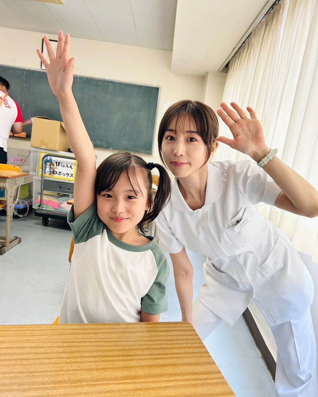 ばらかもんさんのインスタグラム写真 - (ばらかもんInstagram)「⋱#ばらかもん オフショット☀️⋰  なる役 #宮崎莉里沙 さんと 育江役 #田中みな実 さんのオフショット📸  三連休明けも元気に行きましょうー！  第2話7月19日(水)よる10時 第1話はTVer、FODで見逃し配信中❕  #フジテレビ #杉野遥亮」7月18日 11時46分 - barakamon_drama
