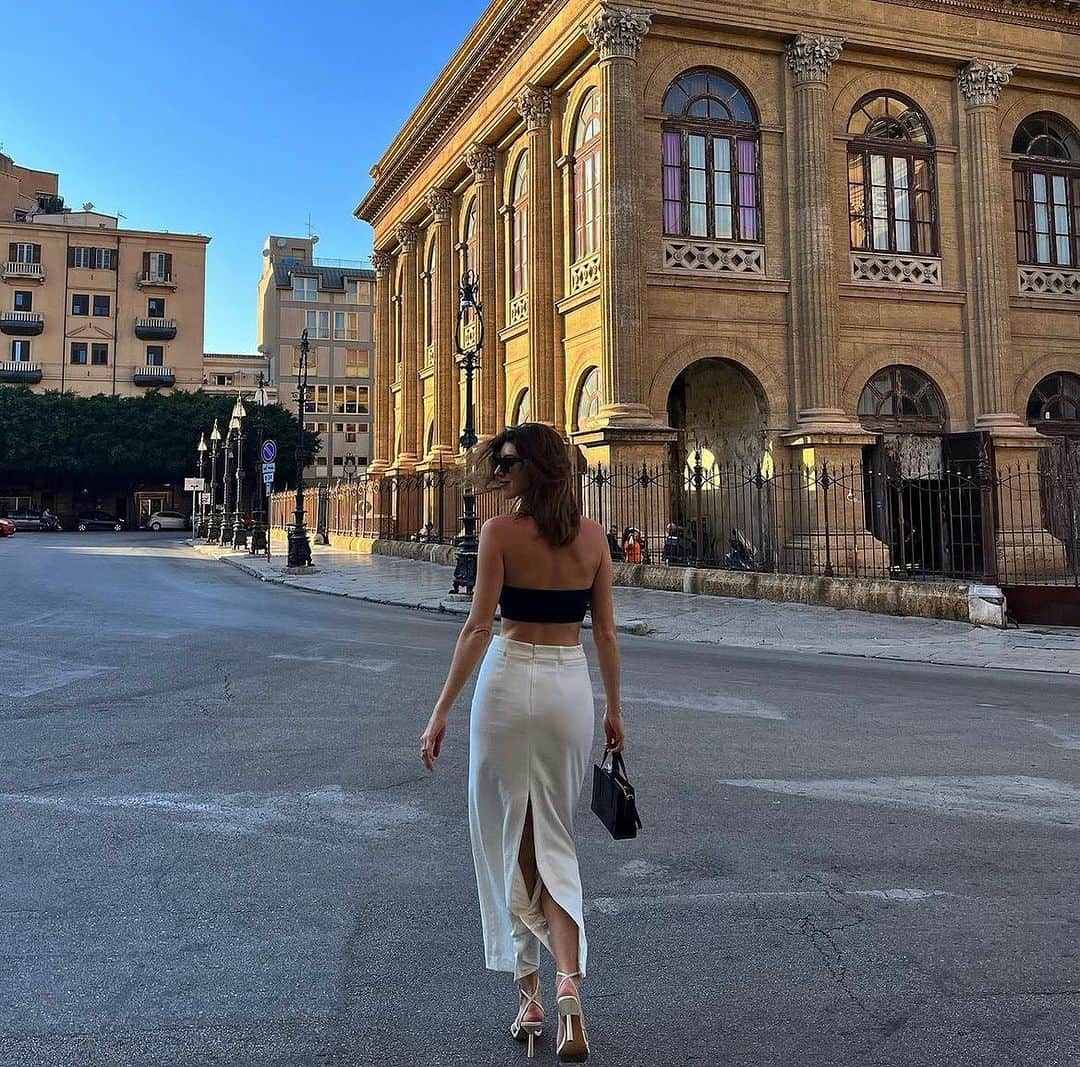 KOOKAI のインスタグラム：「Euro Summer style •• Tap to shop the Malia Crop & Oyster Midi Skirt, available in boutiques and online #kookai」