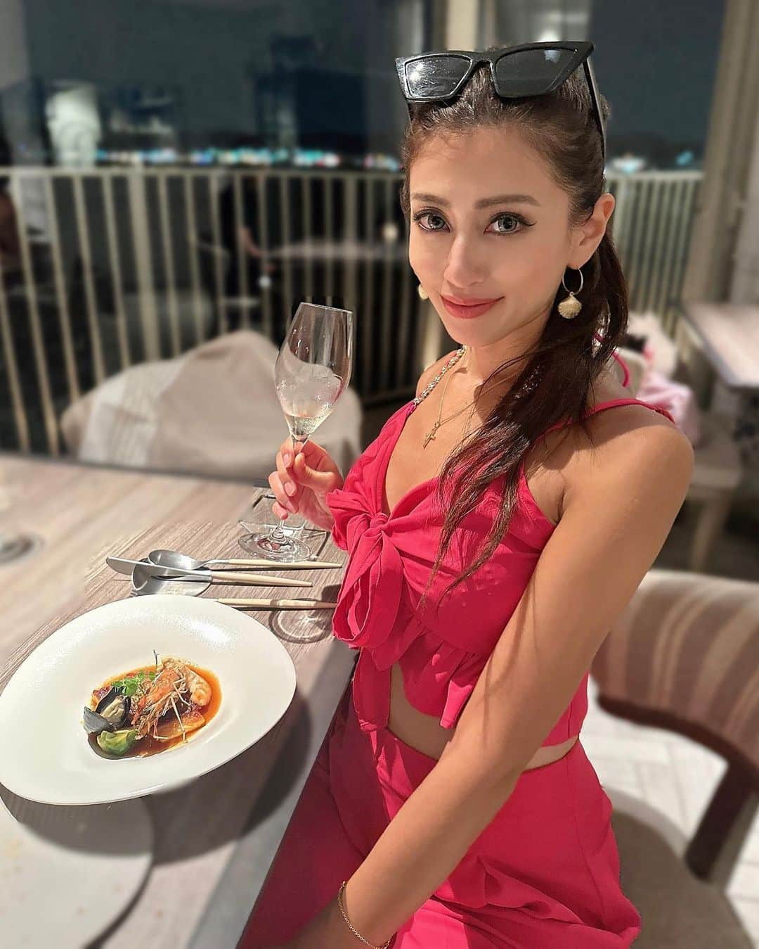 YURIKAさんのインスタグラム写真 - (YURIKAInstagram)「🥂🇫🇷🥂🇫🇷  鎌倉の海を眺めながら @the_harbor_terrace.official で お洒落なフレンチディナー🍽️✨  鎌倉の海と富士山が見える席で サンセットと富士山が綺麗すぎて なんだか感動してしまった🥺💓  鎌倉の新鮮な食材を使ったお料理で どのお料理も美味しく 見ためも美しくて お口も目もこころも幸せに..🥰  カンパチのマリネ 三崎産のヒイカをはじめ  鎌倉の新鮮な魚介を使ったお料理に ブイヤベース仕立ての真鯛のポワレは お出汁も濃厚で とても美味しかったです🤤♥️  桃のコンポートは 大好きなマスカルポーネが乗っていて そこにシェフ自ら 桃と烏龍茶のパウダーを 掛けてくれる素敵な演出🍑✨  フランス料理ってかしこまったイメージで 緊張してしまうのですが こちらはシェフやギャルソンの方の 接客もとても素晴らしくて いい意味で居心地が良く 素敵な時間を過ごさせて頂きました✨  シェフの福澤さんに 最後ご挨拶させて頂きましたが やはりとても素敵な人柄の方でした☺️💐 @hiromu.fuku   記念日やデート、お洒落女子会に おすすめしたいお店です🤍🤍🤍  また行きたいレストランです🥰  【Sunset Dinner コース ¥13000】 ◆豚のリエット　とうもろこしの冷製スープ ◆カンパチのマリネ　セビーチェ風 　バターミルクとハーブオイルのソース ◆鎌倉レインボーズファームさんの野菜 ◆三崎産ヒイカのソテー　リゾーニと枝豆　貝の出汁のソース ◆三崎産真鯛のポワレ　ブイヤベース仕立て ◆国産牛ランプ　赤ワインソース ◆〆のご飯　しらすの混ぜご飯 ◆桃のコンポート　マスカルポーネのエスプーマ　桃と烏龍茶のパウダー ◆小田原　八木下農園さんのブルーベリー ◆カヌレ　マカロン  #ザハーバーテラス  #theharborterrace #バケーションホテル #vacationhotel #湘南 #鎌倉 #逗子 #材木座 #shonan #kamakura #zushi #zaimokuza #材木座海岸 #zaimokuzabeach #オーシャンフロントホテル #oceanfronthotel #オーシャンビューホテル #oceanviewhotel #リゾートホテル #resorthotel #インフィニティプール #infinitypool #海の見えるホテル  #隠れ家レストラン #創作フレンチ #鎌倉野菜」7月18日 11時45分 - yurika__baby