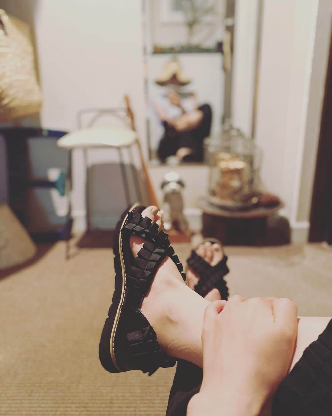 浜島直子さんのインスタグラム写真 - (浜島直子Instagram)「もうすぐ始まるね。。。  何がって？！  NA🌞TSU🏄YA🍧SU🍉MI🌈  が！！！！！！！！🤩😍😱🤣💓 ・ #夏休みは #ワクワクとイライラの渋滞😍👹🤣🫶 #でもやっぱり楽しみ！！！！ #今年はあちこちでサンダルをコラボさせていただき嬉しい🥺 #これは数年前に大人気だった #フェリシモのサンダルの復刻版 #手を使わずにスポッと脱ぎ履きできるようにアップデート #誰にも聞かれていませんが #トップス　#citen #パンツ　#ヂェン先生の日常着  #サンダル　#liveincomfort #felissimo  #サンバイザー　#noro」7月18日 11時46分 - hamaji_0912