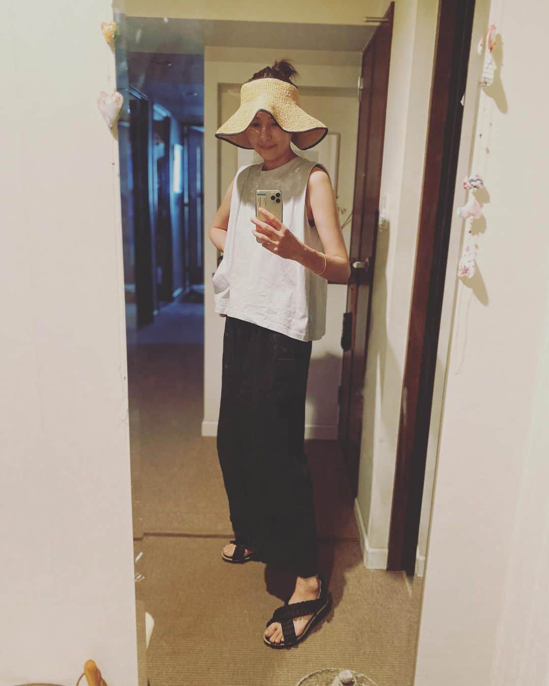 浜島直子さんのインスタグラム写真 - (浜島直子Instagram)「もうすぐ始まるね。。。  何がって？！  NA🌞TSU🏄YA🍧SU🍉MI🌈  が！！！！！！！！🤩😍😱🤣💓 ・ #夏休みは #ワクワクとイライラの渋滞😍👹🤣🫶 #でもやっぱり楽しみ！！！！ #今年はあちこちでサンダルをコラボさせていただき嬉しい🥺 #これは数年前に大人気だった #フェリシモのサンダルの復刻版 #手を使わずにスポッと脱ぎ履きできるようにアップデート #誰にも聞かれていませんが #トップス　#citen #パンツ　#ヂェン先生の日常着  #サンダル　#liveincomfort #felissimo  #サンバイザー　#noro」7月18日 11時46分 - hamaji_0912