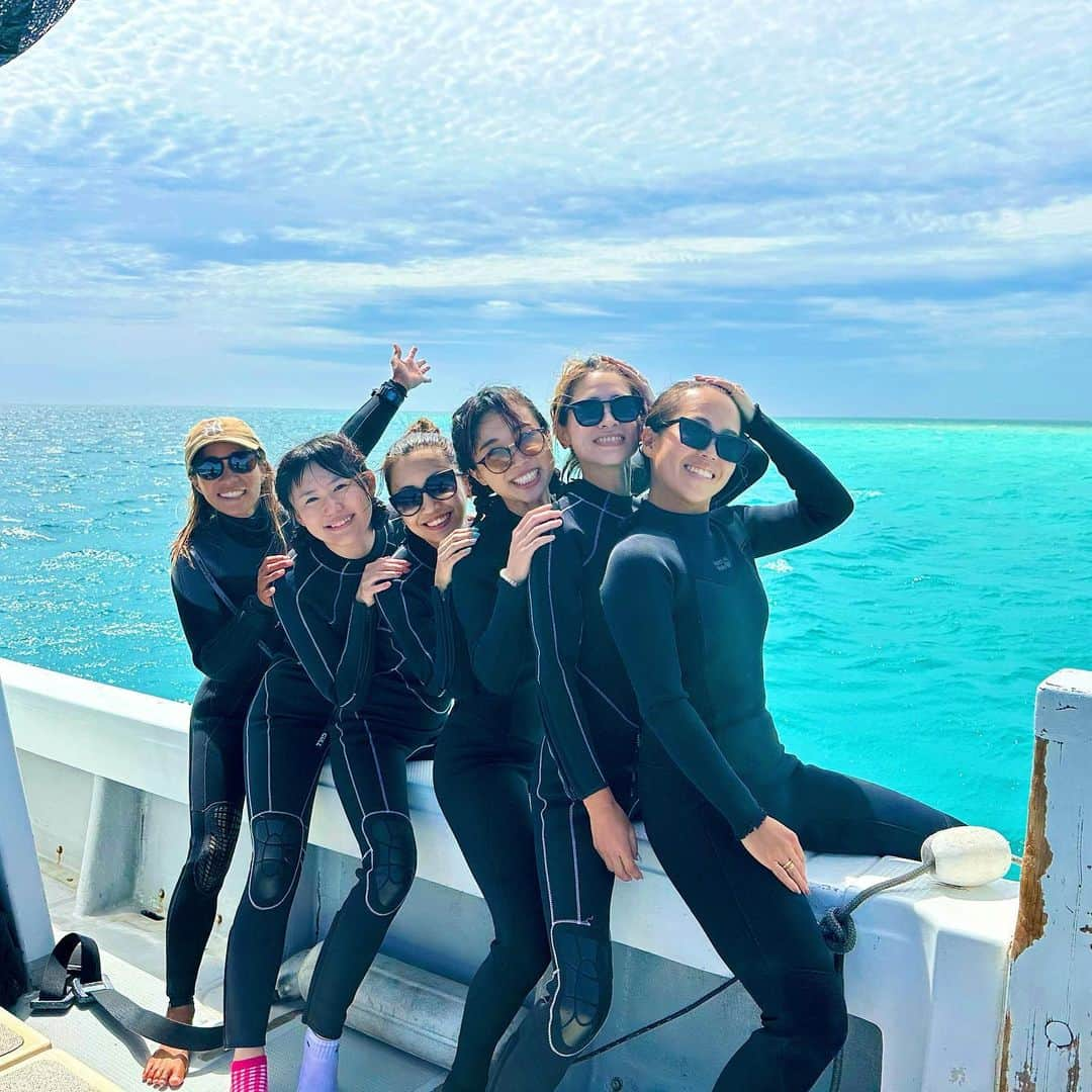 さえんまのインスタグラム：「🛥️🐟💙🪸 八重干瀬メンバー🤿 @_arisaru73_ @yukipi_golf @natsuha_golf @yu.golf112  びょんびょん跳ねる船の上でみんな帰りは疲れて爆睡😪🤣  八重干瀬ツアーは @marine_star385 ⭐️💙 やえちゃんと潜れて本当楽しかったー😍 いつも ありがとー🌞🔥  #宮古島 #宮古 #宮古島旅行 #女子旅 #ゴルフ女子 #miyakoisland #miyakojima #八重干瀬 #ヤビジ #ヤビジツアー  #沖縄 #沖縄旅行 #宮古ブルー #シュノーケル #シュノーケル女子 #ダイビング #ヤビジシュノーケリング #八重干瀬ブルー #夏の思い出 #宮古ブルーに恋をした #宮古島シュノーケリング #宮古島ダイビング」