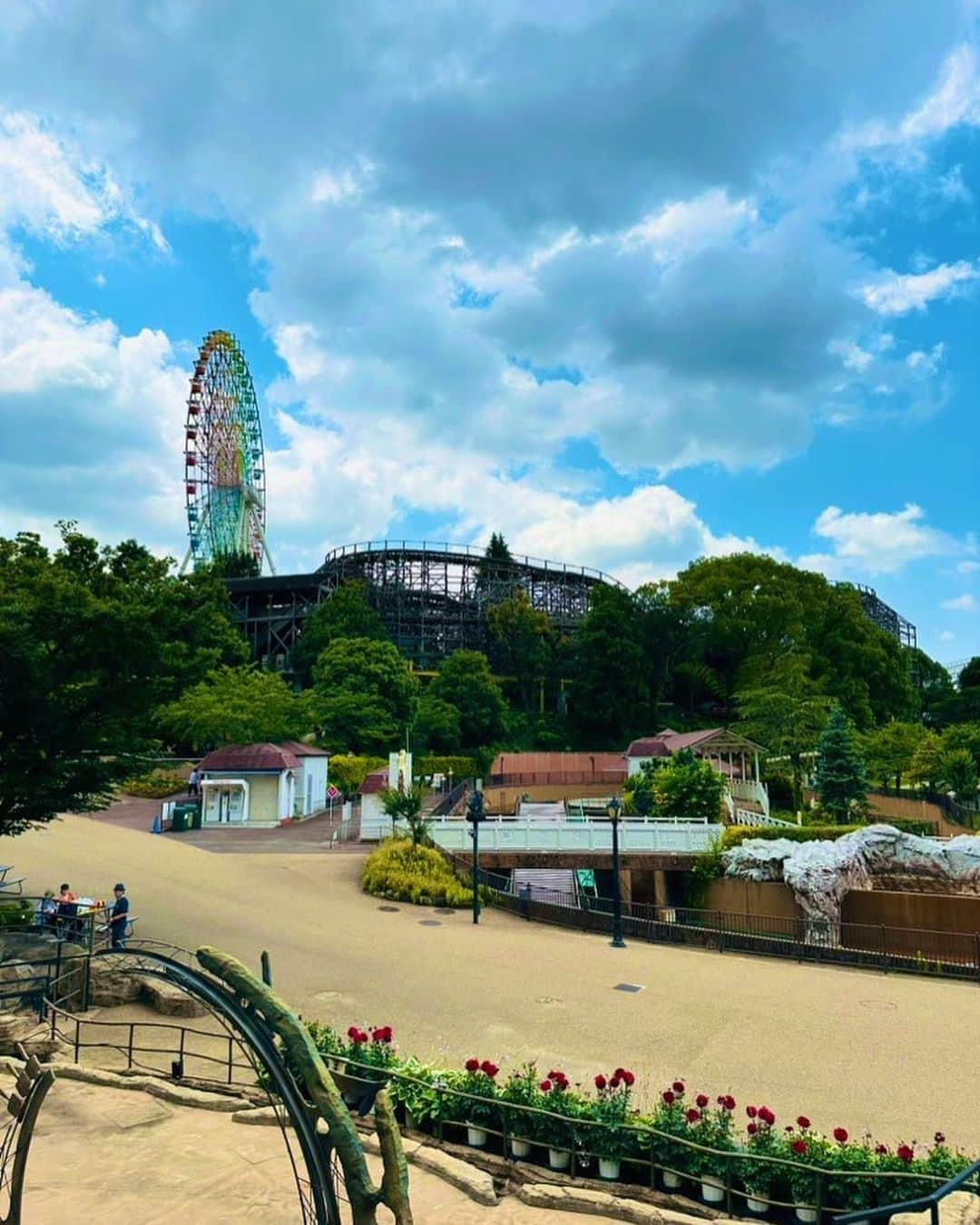 美川憲二さんのインスタグラム写真 - (美川憲二Instagram)「ひらかたパークよ〜😃😀🎡🎢🎠☀️☀️🌈🌈🌈✌️✌️  人生初‼️ ひらパーやでぇ〜😃😄✌️✌️  笑。笑。  東京でいう　としまえん‼️みたいな  地域密着型　遊園地🎡🎢😄💡💡💡  大阪も　36℃で　クソ暑い😵🥵けど😵😅💦💦💦💦💦  ひらパーデート❤️  楽しみまーす🥰🎡🎠🎢💕💕💕💕💕  それそれ〜😃😄⤴️⤴️ #ひらかたパーク  #ひらパー  #ひらパー兄さん  #遊園地デート #大阪 #oosaka  #大阪プライベート旅 #美川憲一 #美川憲二 #ヒデコフランセスカ #オネェ系 #ものまね」7月18日 12時04分 - mikawakenji