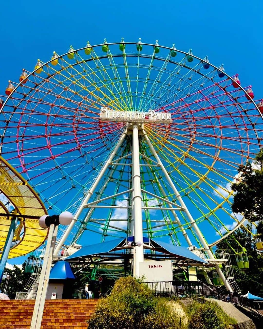 美川憲二さんのインスタグラム写真 - (美川憲二Instagram)「ひらかたパークよ〜😃😀🎡🎢🎠☀️☀️🌈🌈🌈✌️✌️  人生初‼️ ひらパーやでぇ〜😃😄✌️✌️  笑。笑。  東京でいう　としまえん‼️みたいな  地域密着型　遊園地🎡🎢😄💡💡💡  大阪も　36℃で　クソ暑い😵🥵けど😵😅💦💦💦💦💦  ひらパーデート❤️  楽しみまーす🥰🎡🎠🎢💕💕💕💕💕  それそれ〜😃😄⤴️⤴️ #ひらかたパーク  #ひらパー  #ひらパー兄さん  #遊園地デート #大阪 #oosaka  #大阪プライベート旅 #美川憲一 #美川憲二 #ヒデコフランセスカ #オネェ系 #ものまね」7月18日 12時04分 - mikawakenji