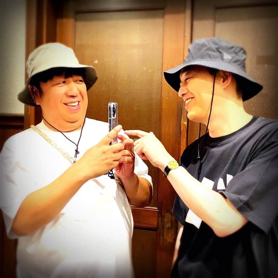 バナナマンさんのインスタグラム写真 - (バナナマンInstagram)「. 【着用アイテム】  設楽 ・リフレクターHAT バナナマン×NEWERA　color : BLK　 ・Tシャツ　バ TEE　color : BLK　size：M  日村 ・リフレクターHAT バナナマン×NEWERA　color : KHA　 ・Tシャツ　 イラストTEE　color : WHT　size：L ・スマホストラップ　color : BEG  #bananaman #bananamangoods  #bananamanlive #バナナマン #バナナマンライブ #bananamanliveO #バナナマングッズ」7月18日 12時04分 - bananaman_goods_official