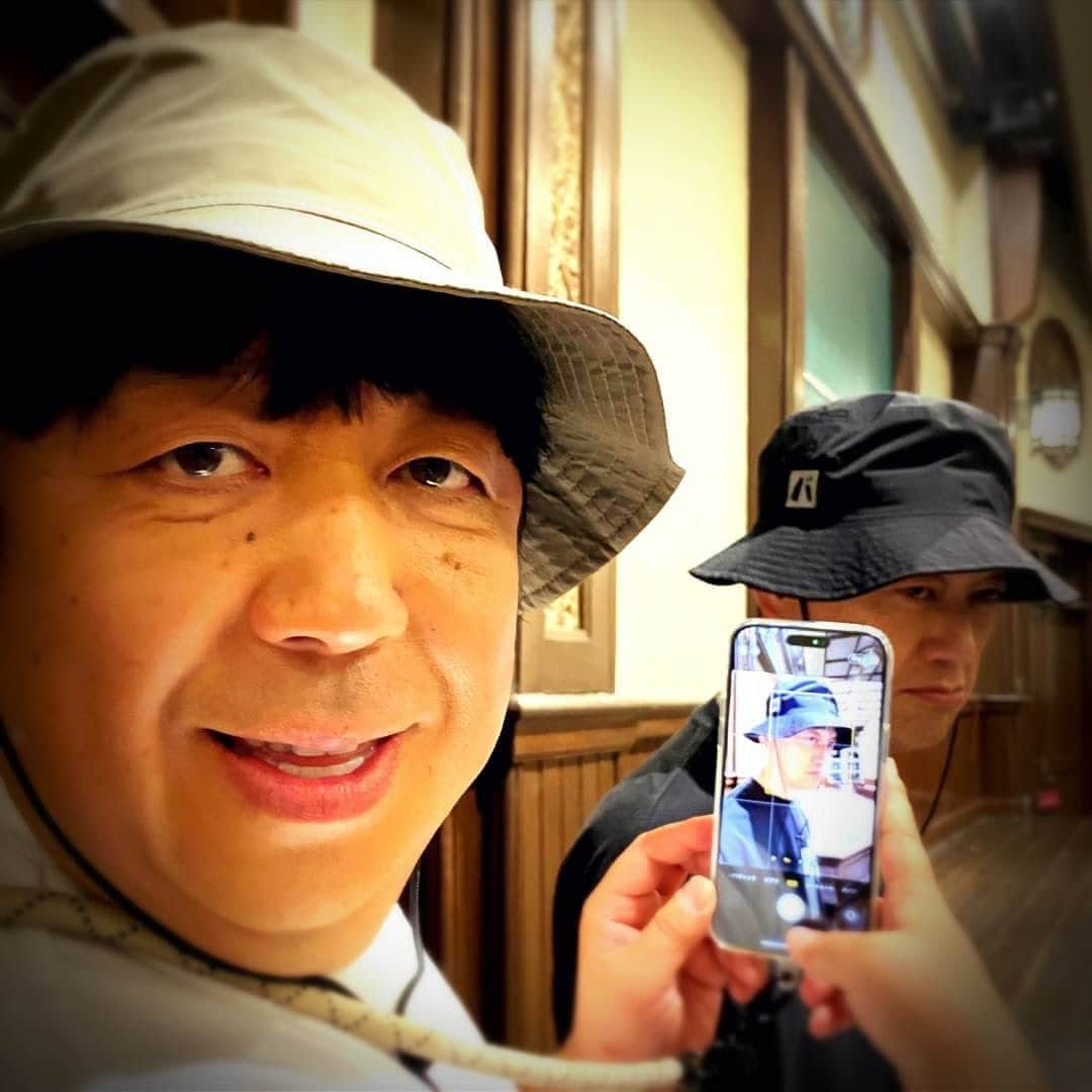 バナナマンさんのインスタグラム写真 - (バナナマンInstagram)「. 【着用アイテム】  設楽 ・リフレクターHAT バナナマン×NEWERA　color : BLK　 ・Tシャツ　バ TEE　color : BLK　size：M  日村 ・リフレクターHAT バナナマン×NEWERA　color : KHA　 ・Tシャツ　 イラストTEE　color : WHT　size：L ・スマホストラップ　color : BEG  #bananaman #bananamangoods  #bananamanlive #バナナマン #バナナマンライブ #bananamanliveO #バナナマングッズ」7月18日 12時04分 - bananaman_goods_official