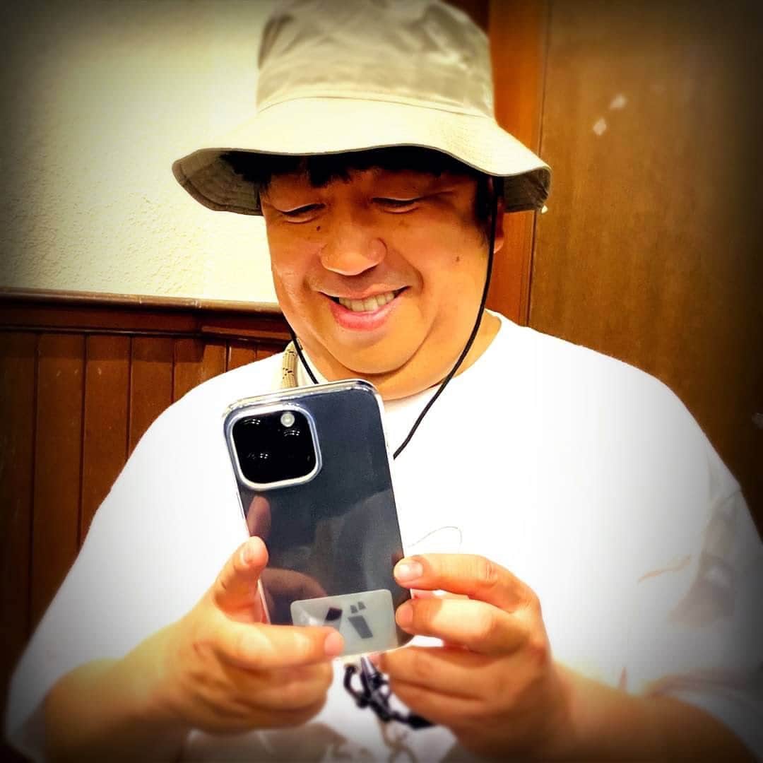 のインスタグラム：「. 【着用アイテム】  設楽 ・リフレクターHAT バナナマン×NEWERA　color : BLK　 ・Tシャツ　バ TEE　color : BLK　size：M  日村 ・リフレクターHAT バナナマン×NEWERA　color : KHA　 ・Tシャツ　 イラストTEE　color : WHT　size：L ・スマホストラップ　color : BEG  #bananaman #bananamangoods  #bananamanlive #バナナマン #バナナマンライブ #bananamanliveO #バナナマングッズ」